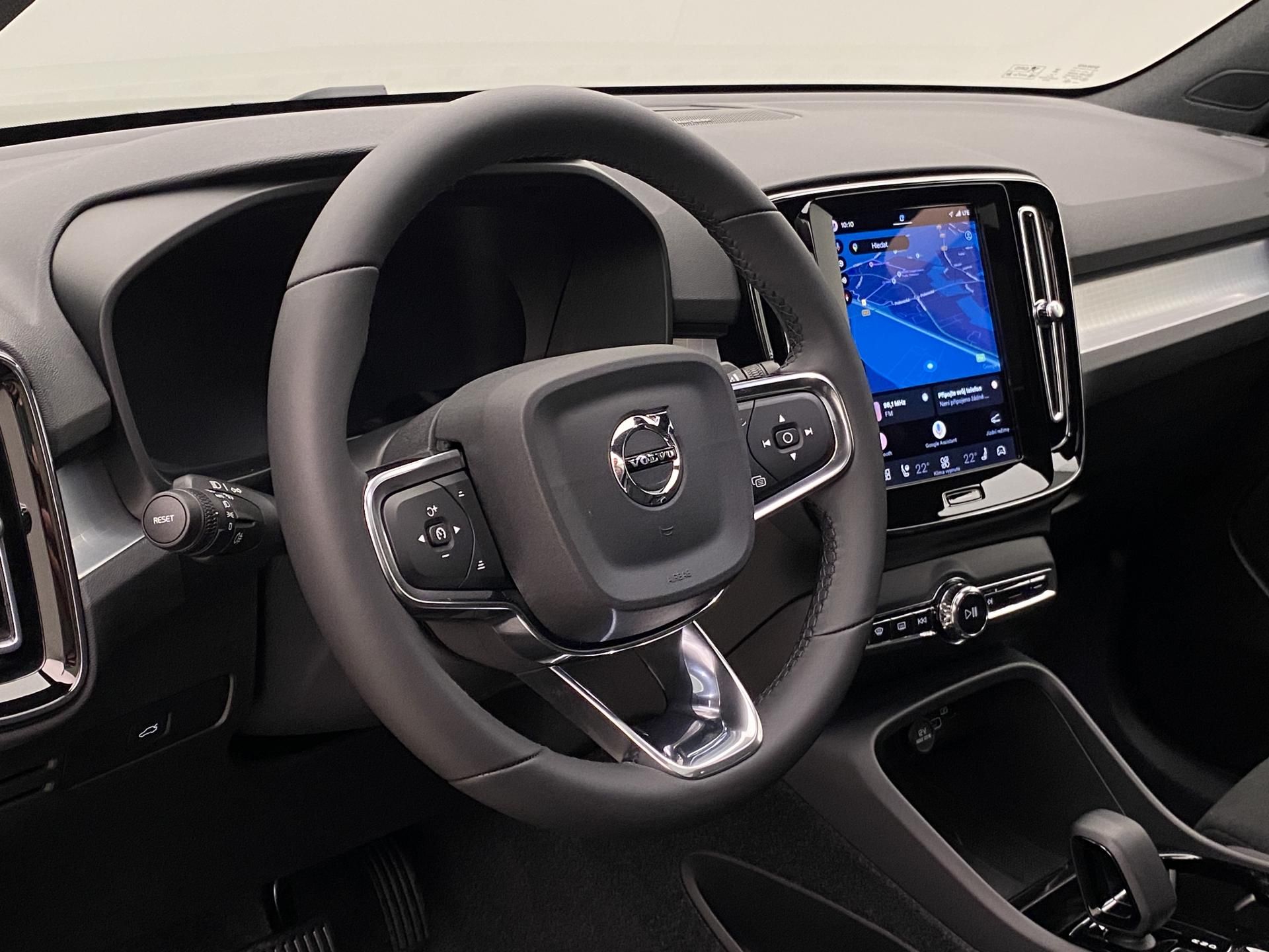 Volvo XC40, B3 AUT DARK ULTRA - fotka 4