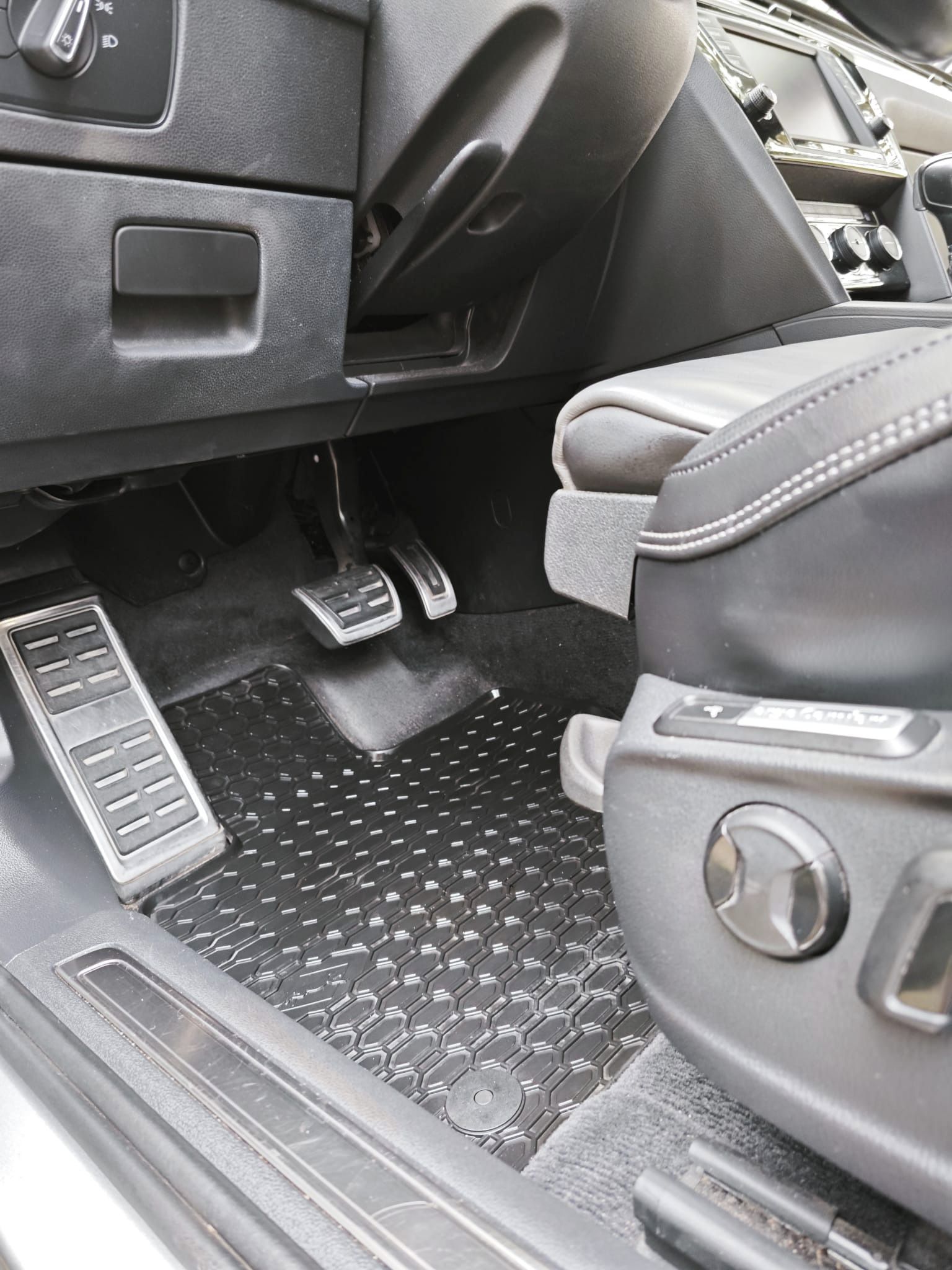 Volkswagen Passat, R-Line 2.0 BiTDI 176 kW DSG 4M - fotka 6