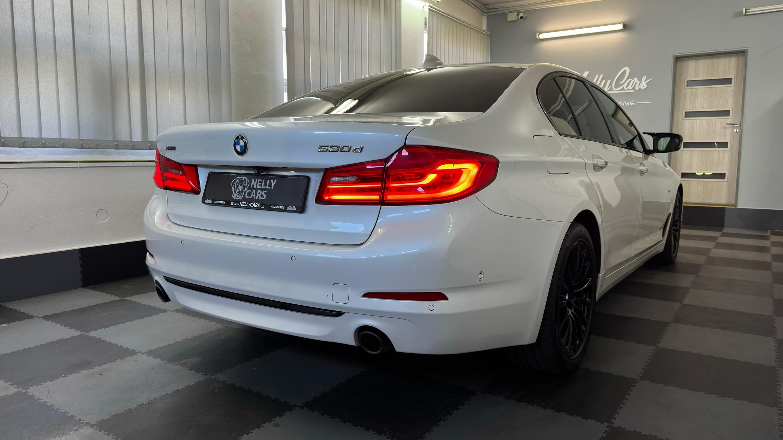 BMW Řada 5, XDIRVE/SPORT LINE/2 SADY GUM - fotka 6