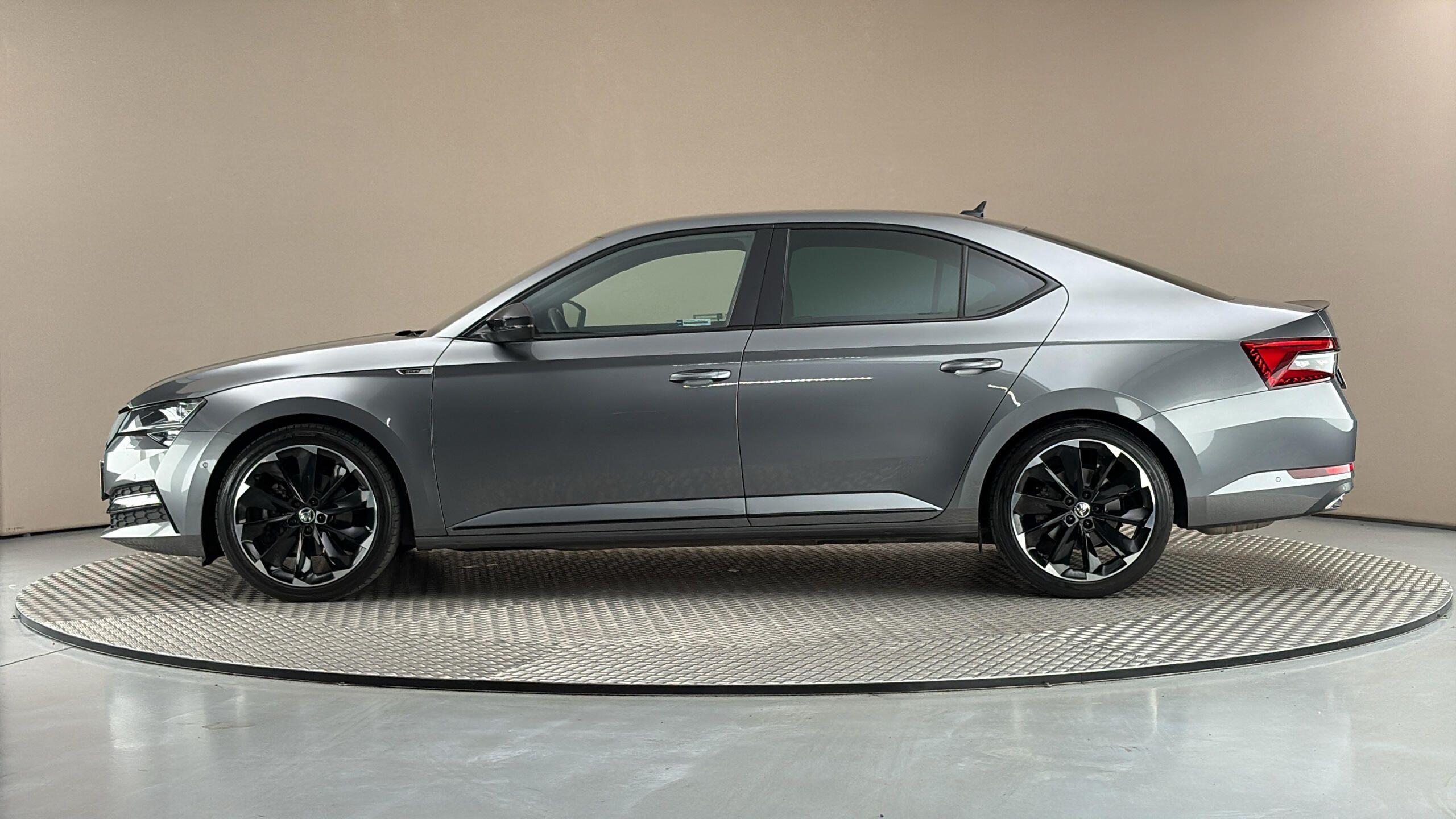 Škoda Superb, 2.0 TDI DSG Sportline - fotka 4