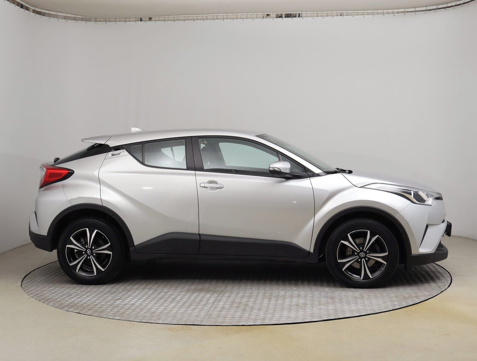 Toyota C-HR, 1.2 Turbo, ČR,1.maj - fotka 6