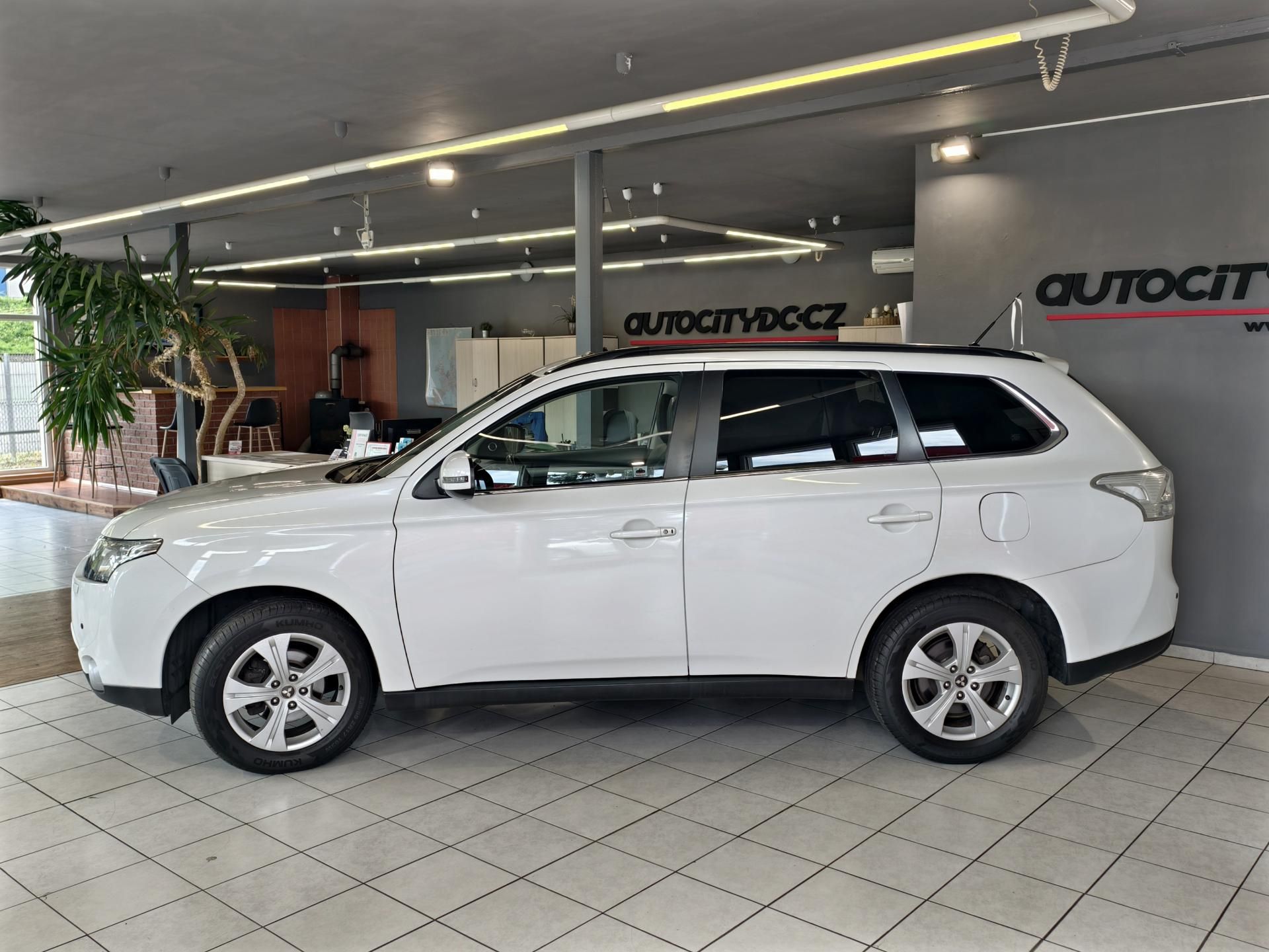 Mitsubishi Outlander, 2.2 DI-D 110kW A/T, 7MÍST, 4x4 - fotka 4