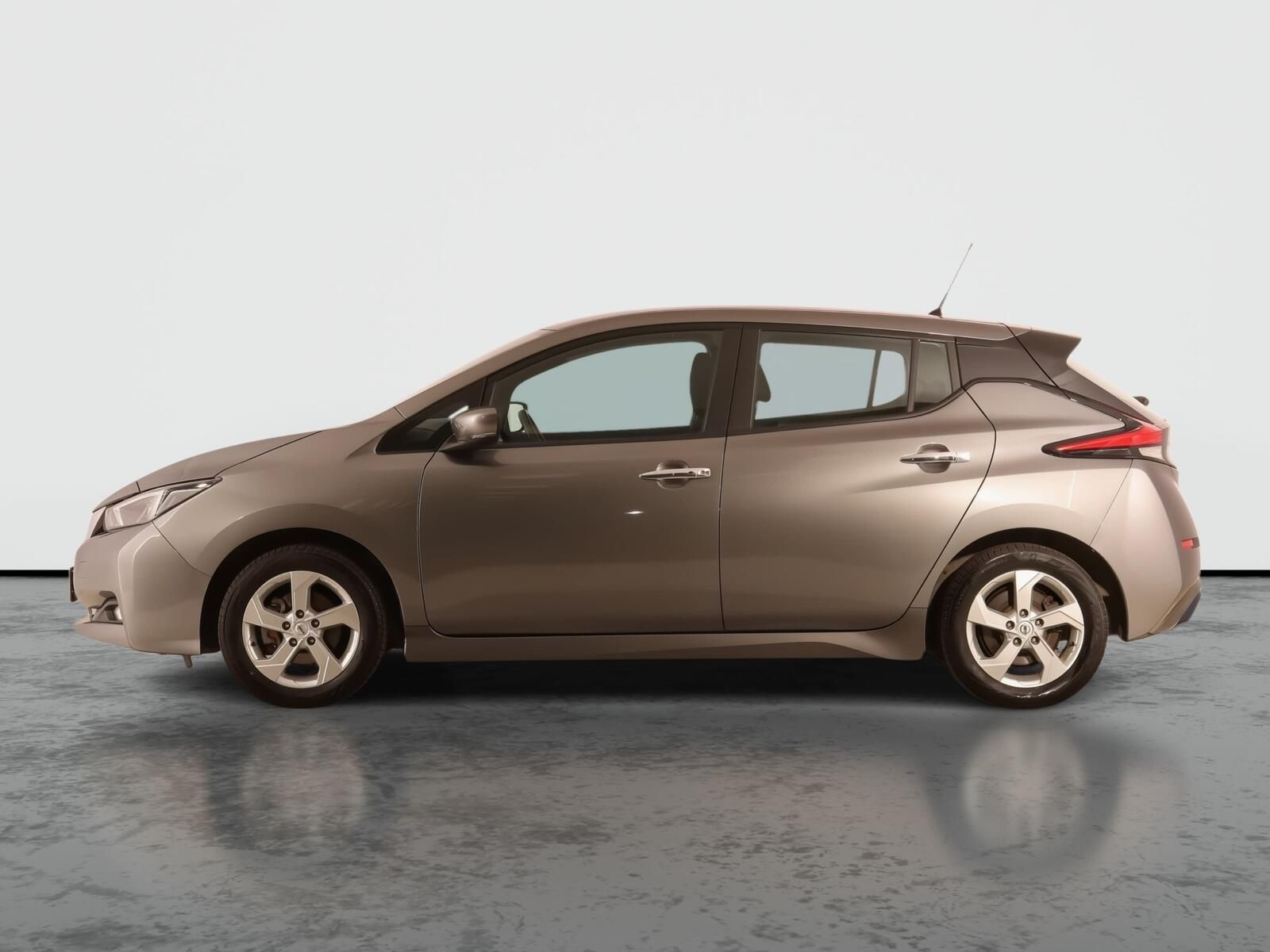 Nissan LEAF, 40 kWh, SoH 92%, Automat - fotka 3