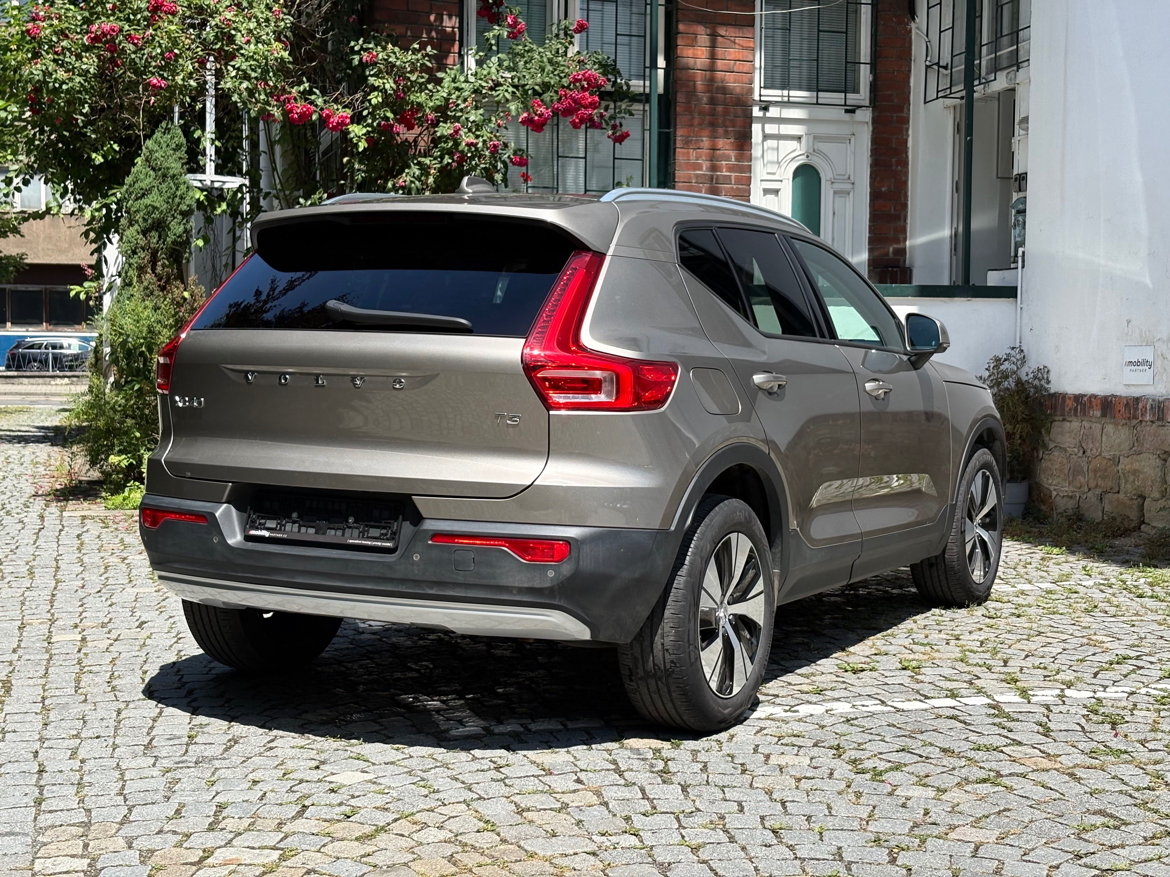 Volvo XC40, T3 120kW Momentum Auto, ČR - fotka 2