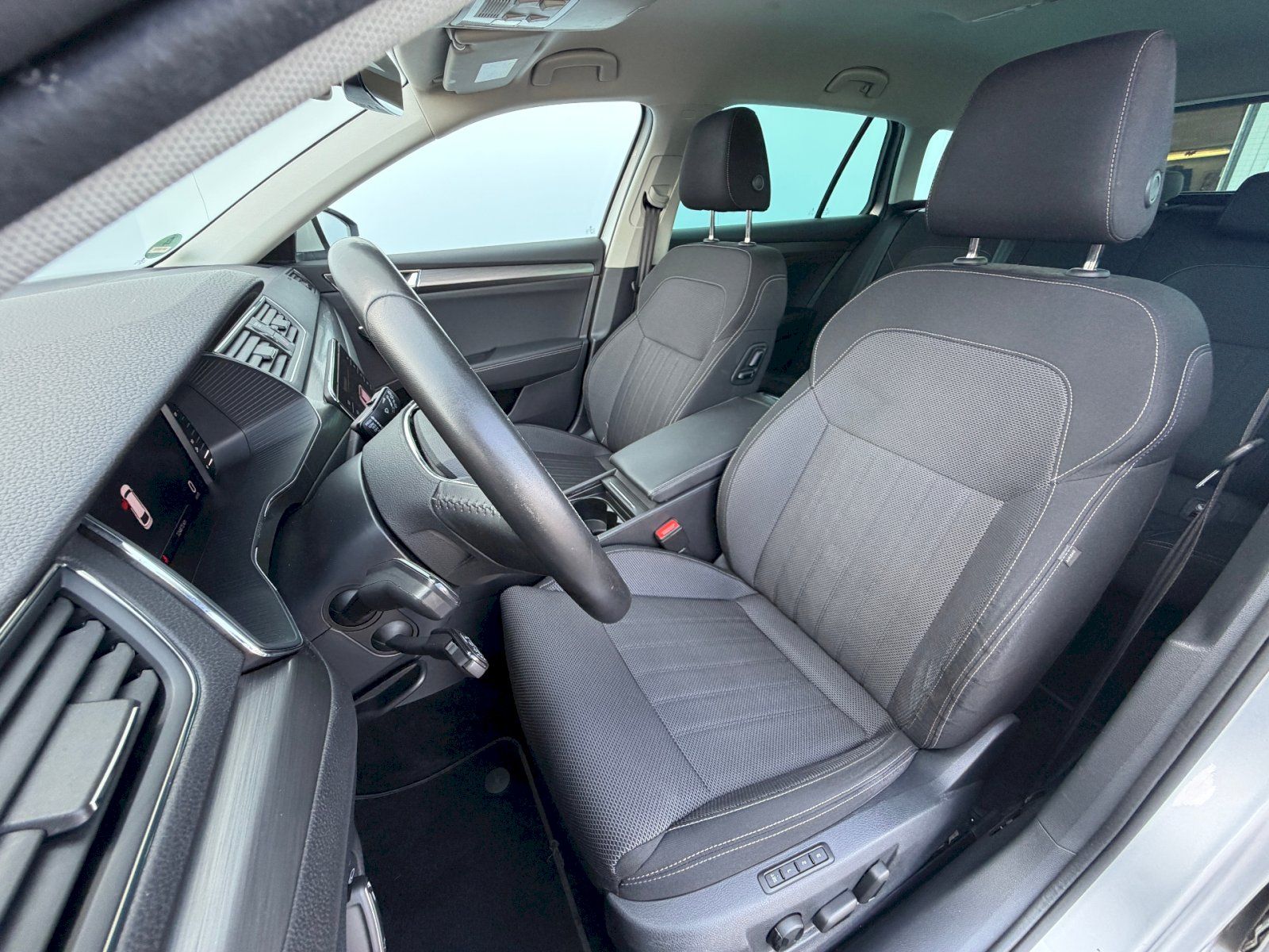 Škoda Superb, 2.0 TDI 110kW Style Matrix Man - fotka 6