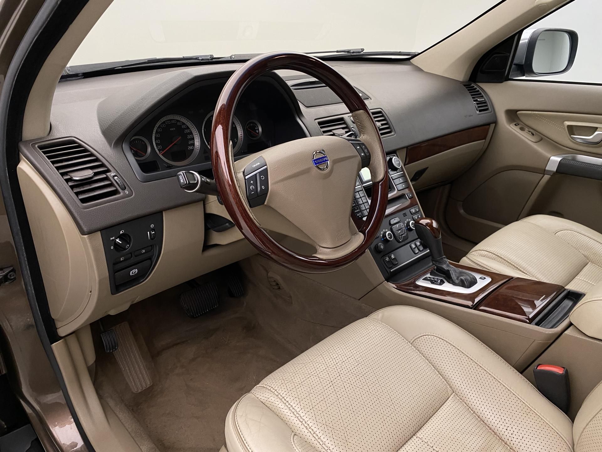 Volvo XC90, D5 AWD EXECUTIVE AUT CZ 7míst - fotka 4