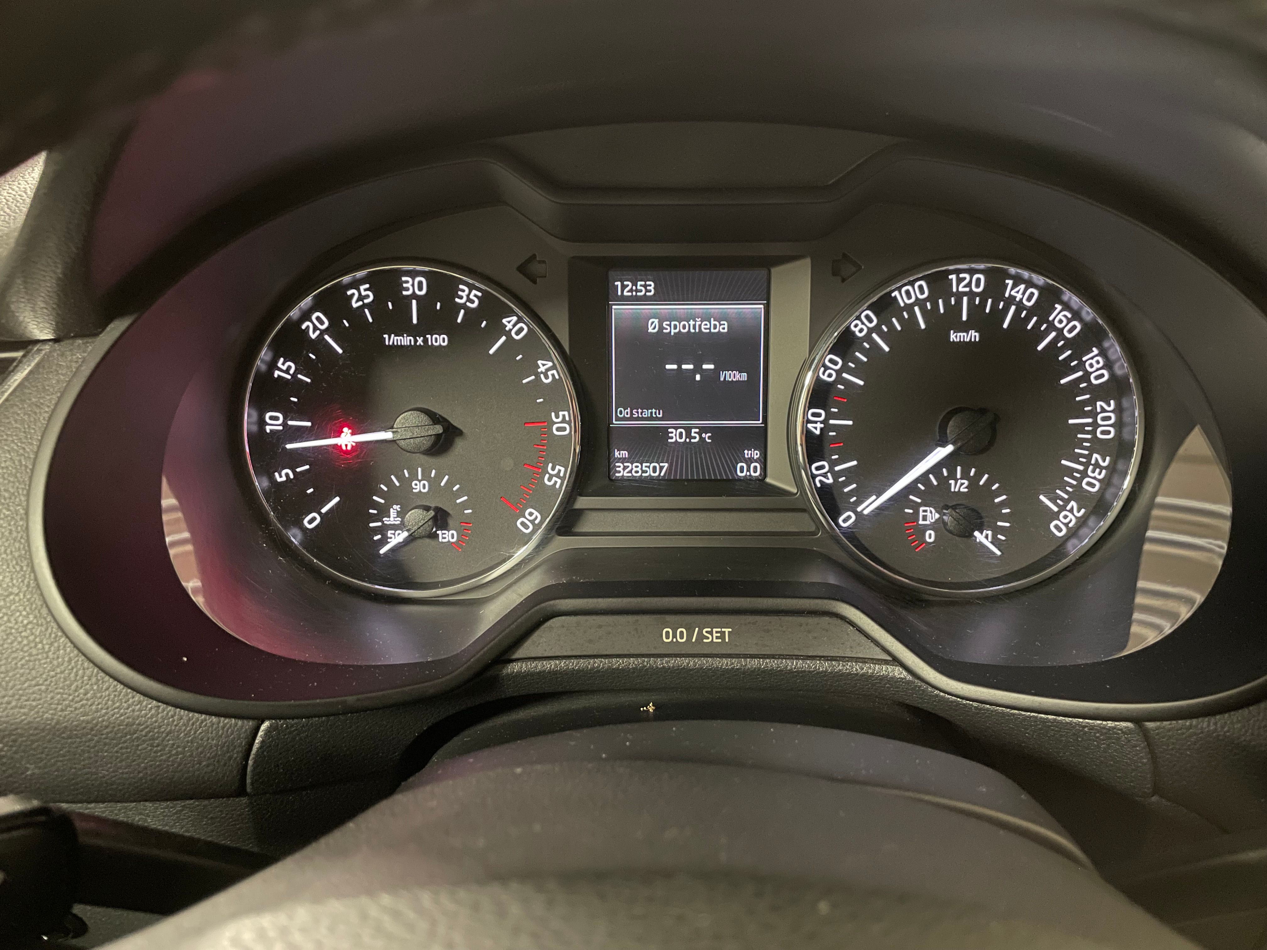 Škoda Octavia, 2.0 TDI - plná výbava - fotka 6