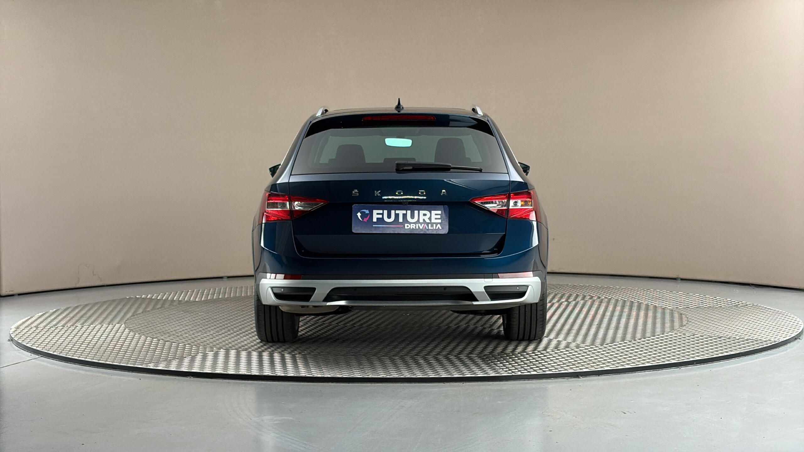 Škoda Superb, 2.0 TDI DSG 4x4 Scout Combi - fotka 5