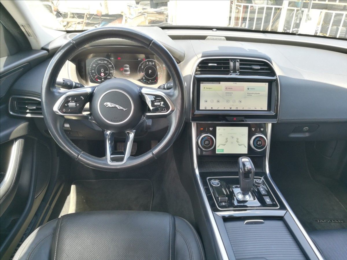 Jaguar XE, 2,0 T 52000 km - fotka 5