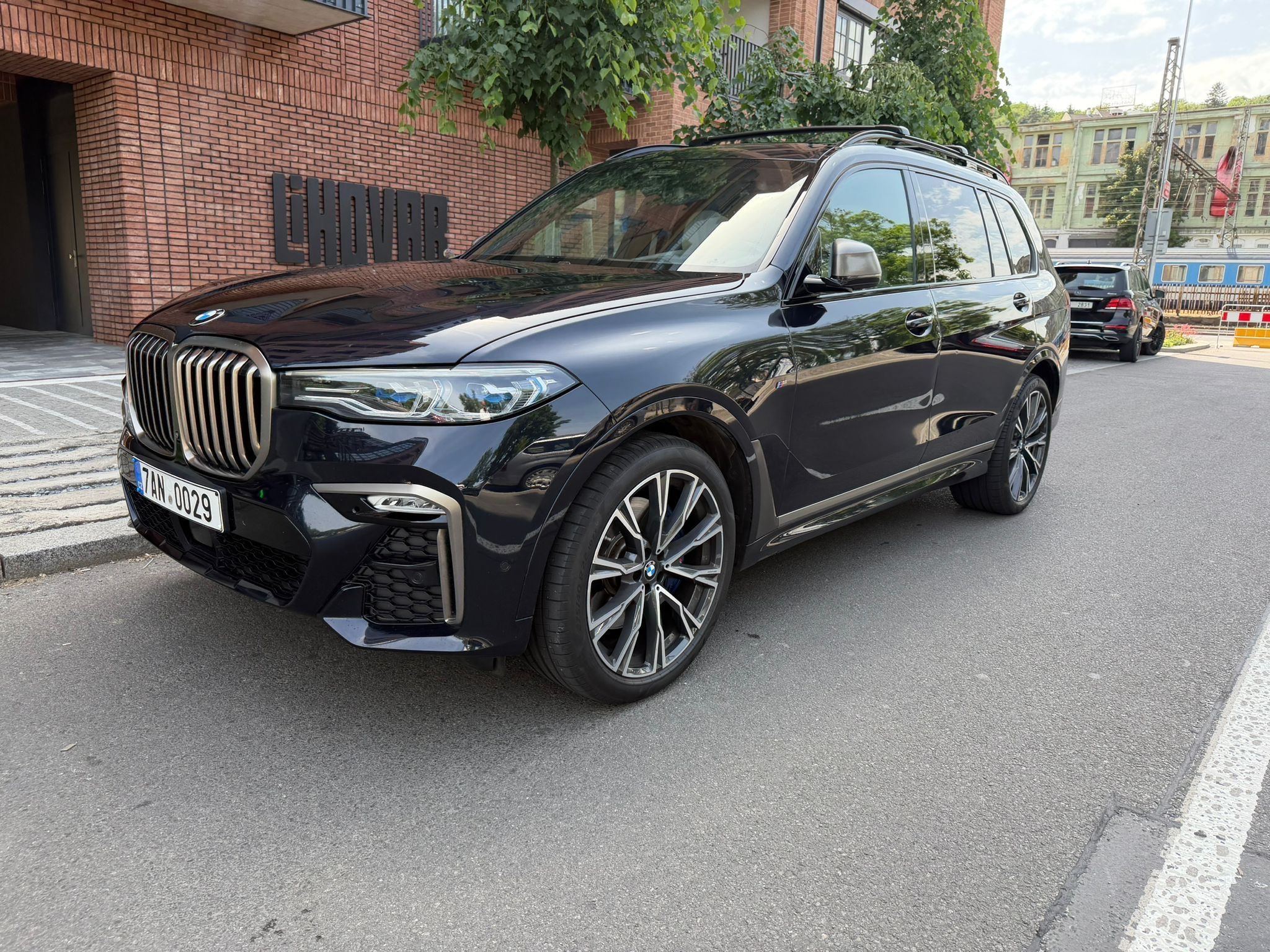 BMW X7, M50d Max možná výbava ČR B&W - fotka 4