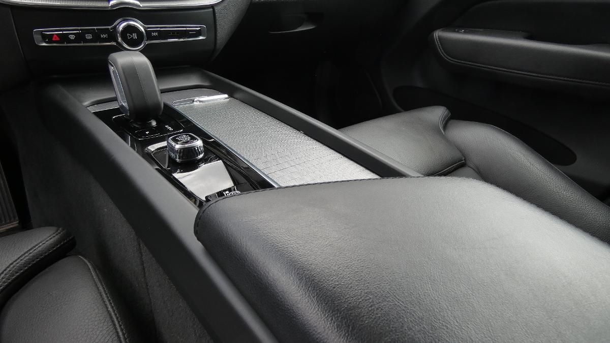 Volvo XC60, B4 mHEV AWD Plus Dark - fotka 6