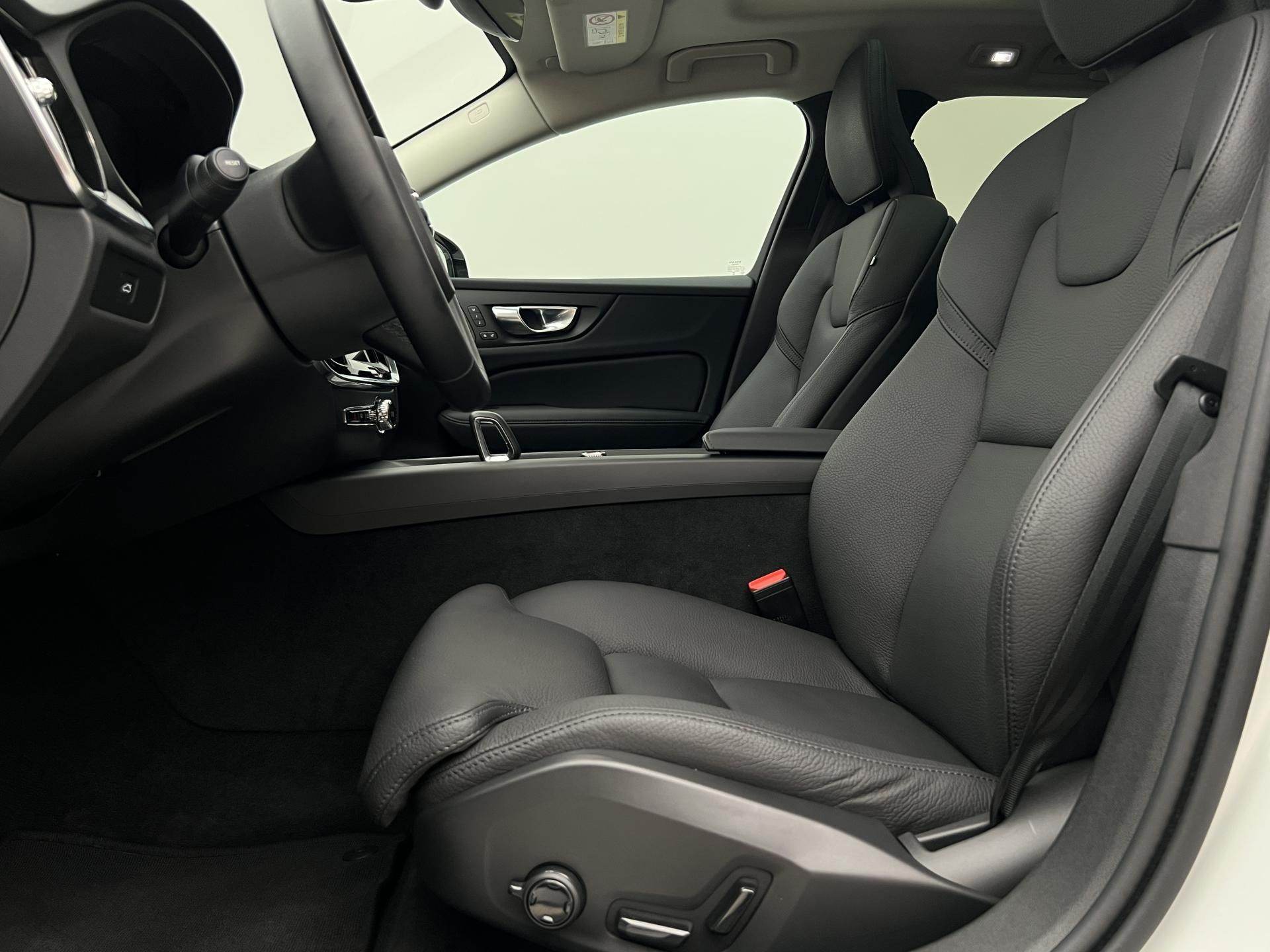 Volvo V60, B4 DARK PLUS AUT - fotka 3