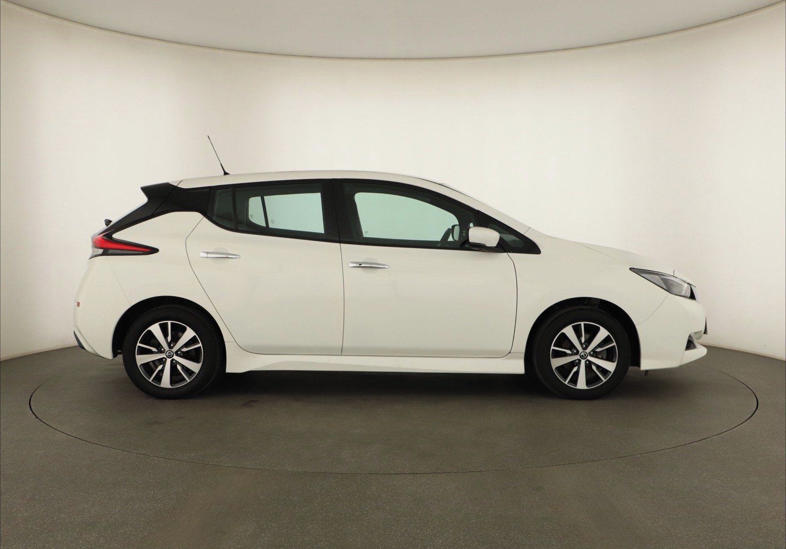 Nissan LEAF, 40 kWh, SoH 92%, Automat - fotka 6