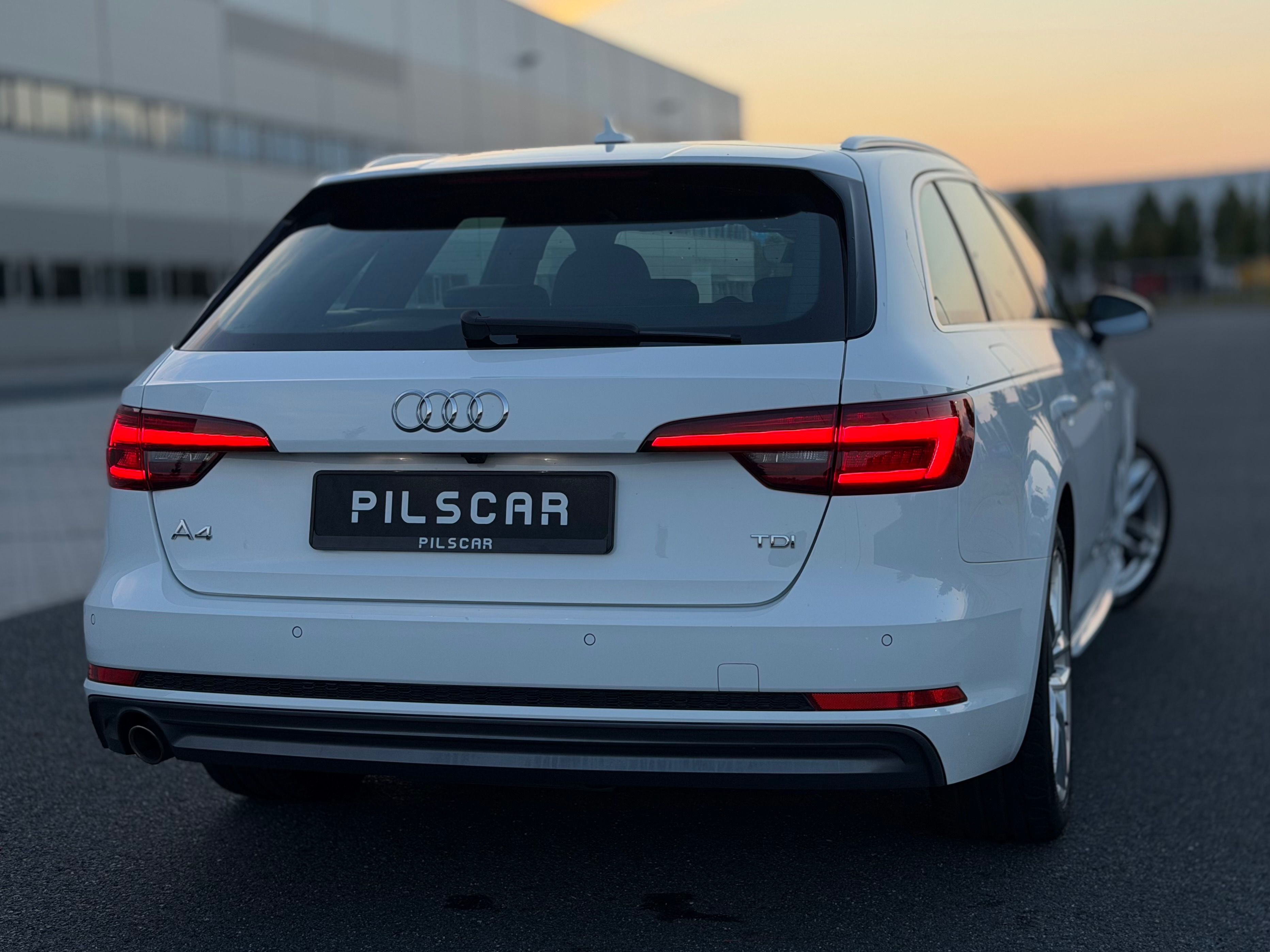 Audi A4, S-Line, LED, VIRTUAL, PANO - fotka 5