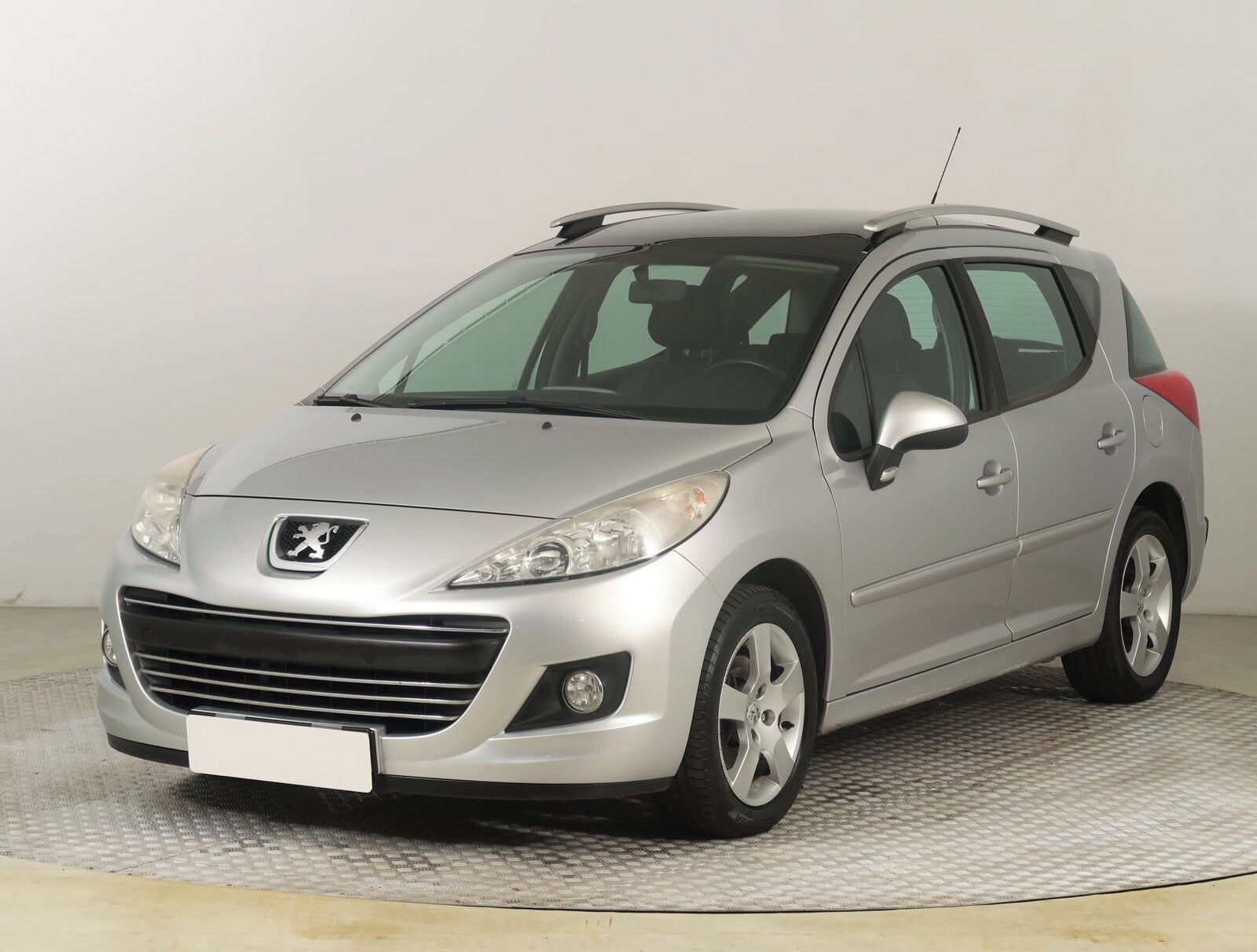 Peugeot 207, 1.6 HDi, po STK, jezdí výborně - fotka 2