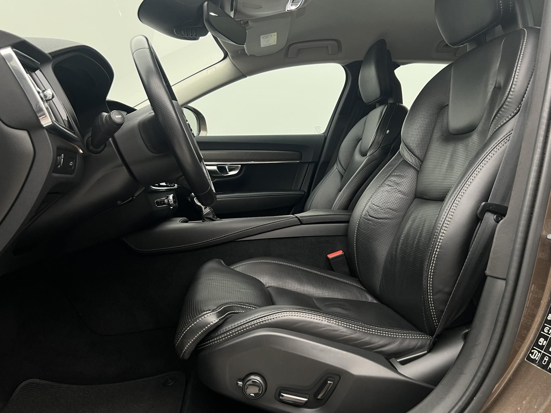 Volvo V90, CC D5 AWD PRO CZ 1. maj. - fotka 3