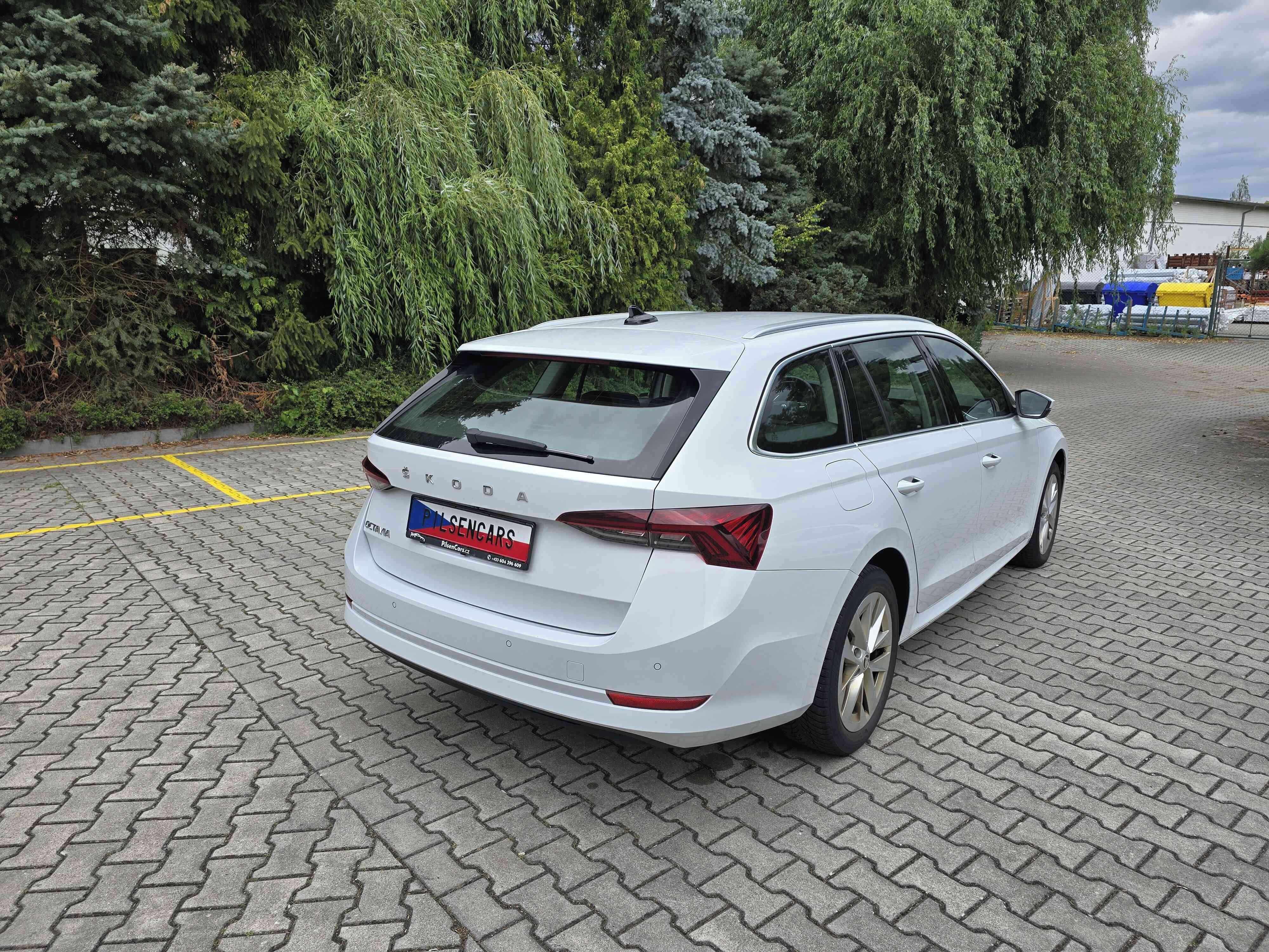 Škoda Octavia, Combi DSG Style Plus Matrix - fotka 5