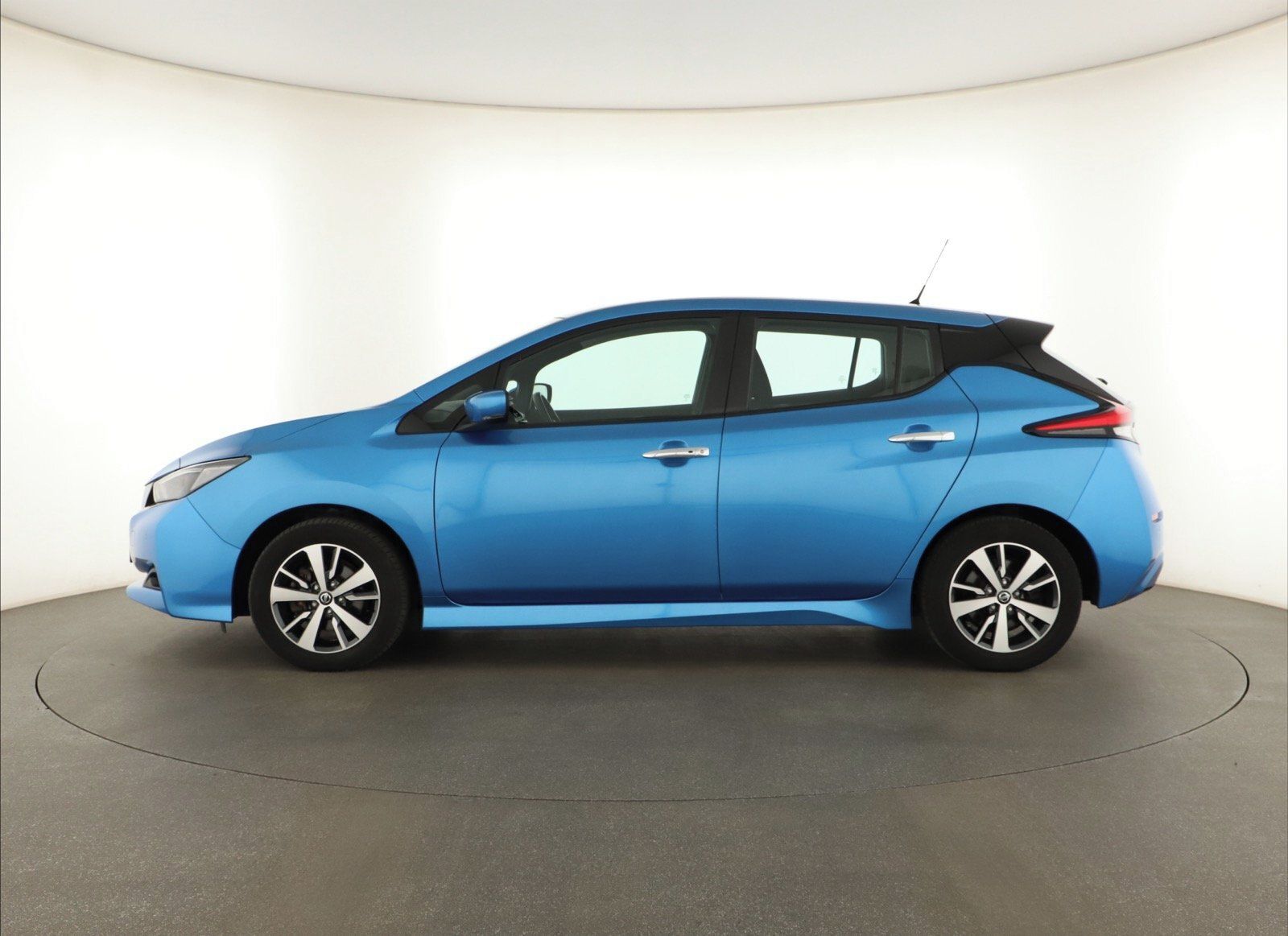 Nissan LEAF, 40 kWh, SoH 91%, Automat - fotka 3
