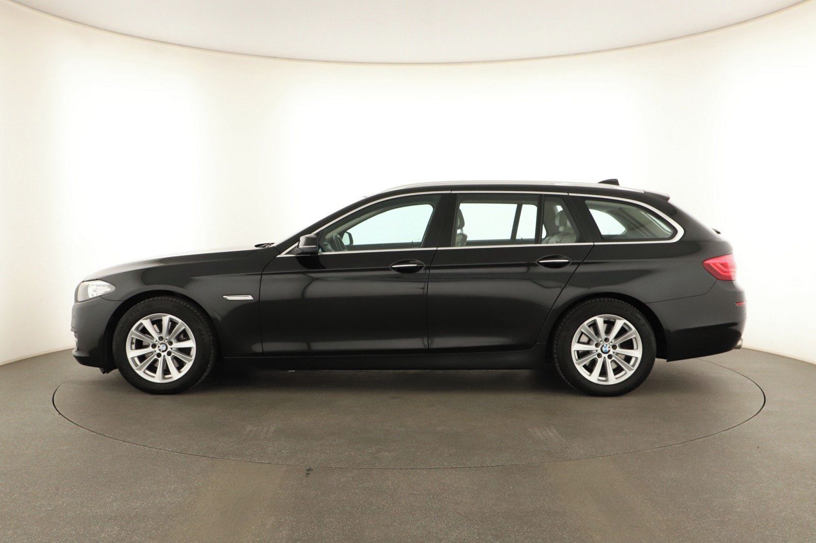 BMW Řada 5, 520d, Kůže, Automatická klima - fotka 3