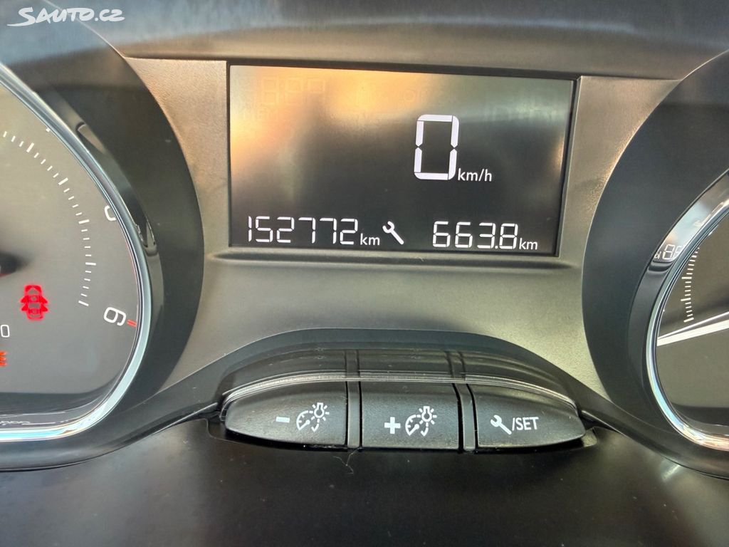 Peugeot 2008, 1,6 HDi,68kW,SERVISKA,1.MAJIT.