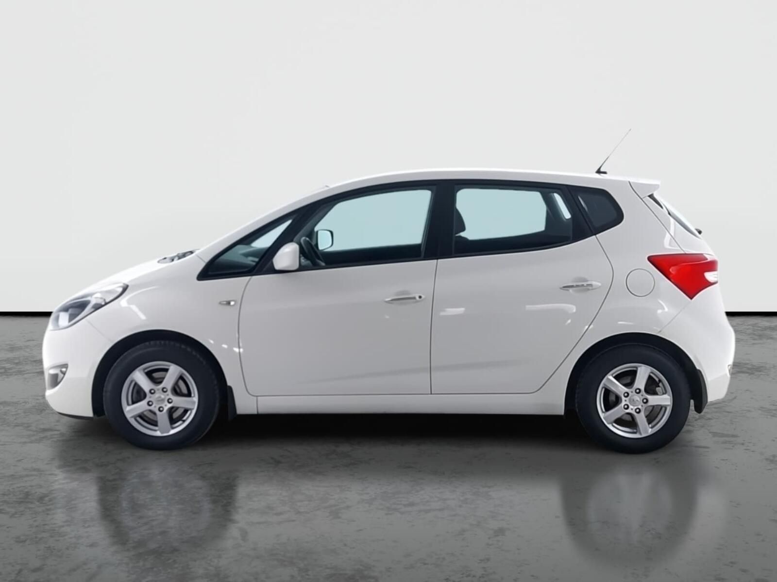 Hyundai ix20, 1.4 CRDi, Vyhř. sedaček - fotka 3