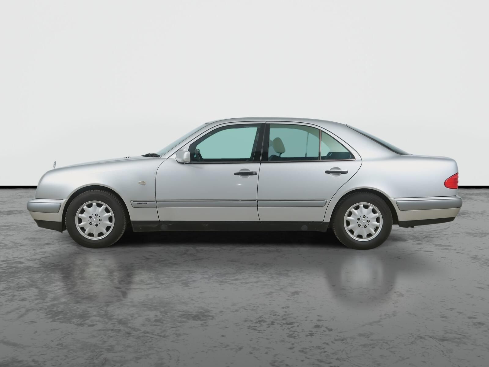 Mercedes-Benz Třídy E, 230, Automat, Tažné - fotka 3
