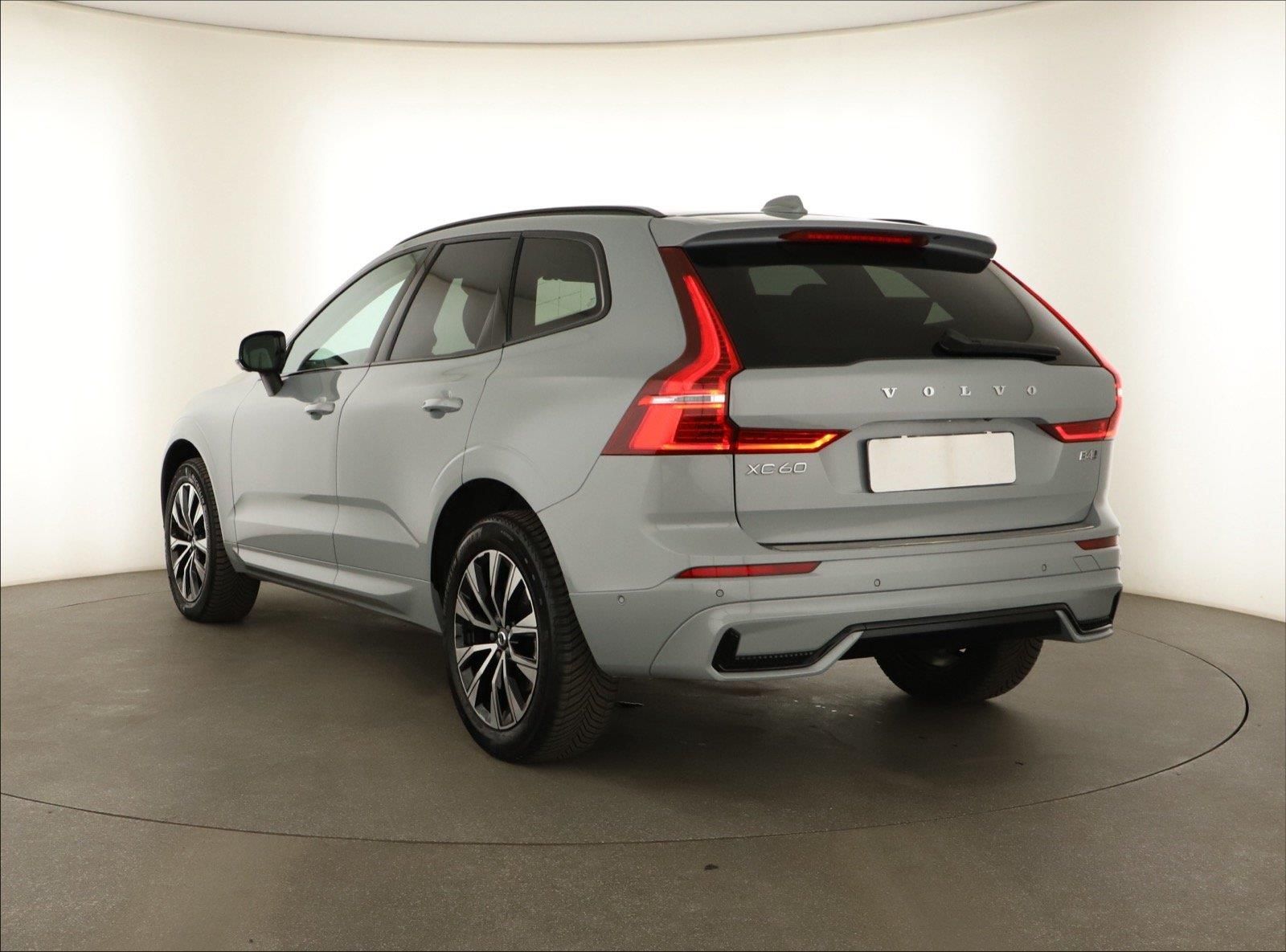 Volvo XC60, B4 AWD, Pano, 360°, DPH - fotka 4