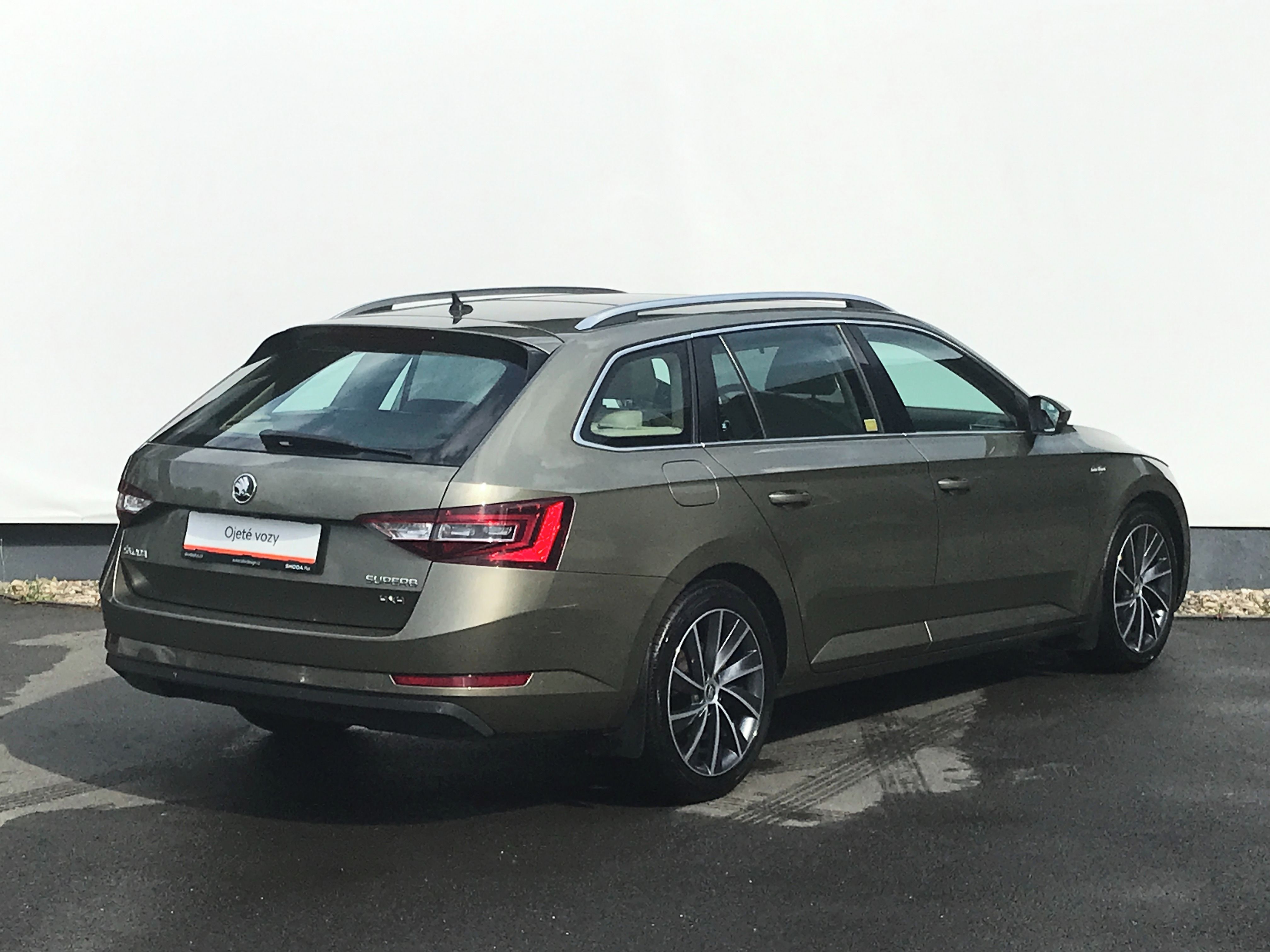 Škoda Superb, 4x4 2,0TDi 140kW L&K+TAŽNĚ+PAN - fotka 2