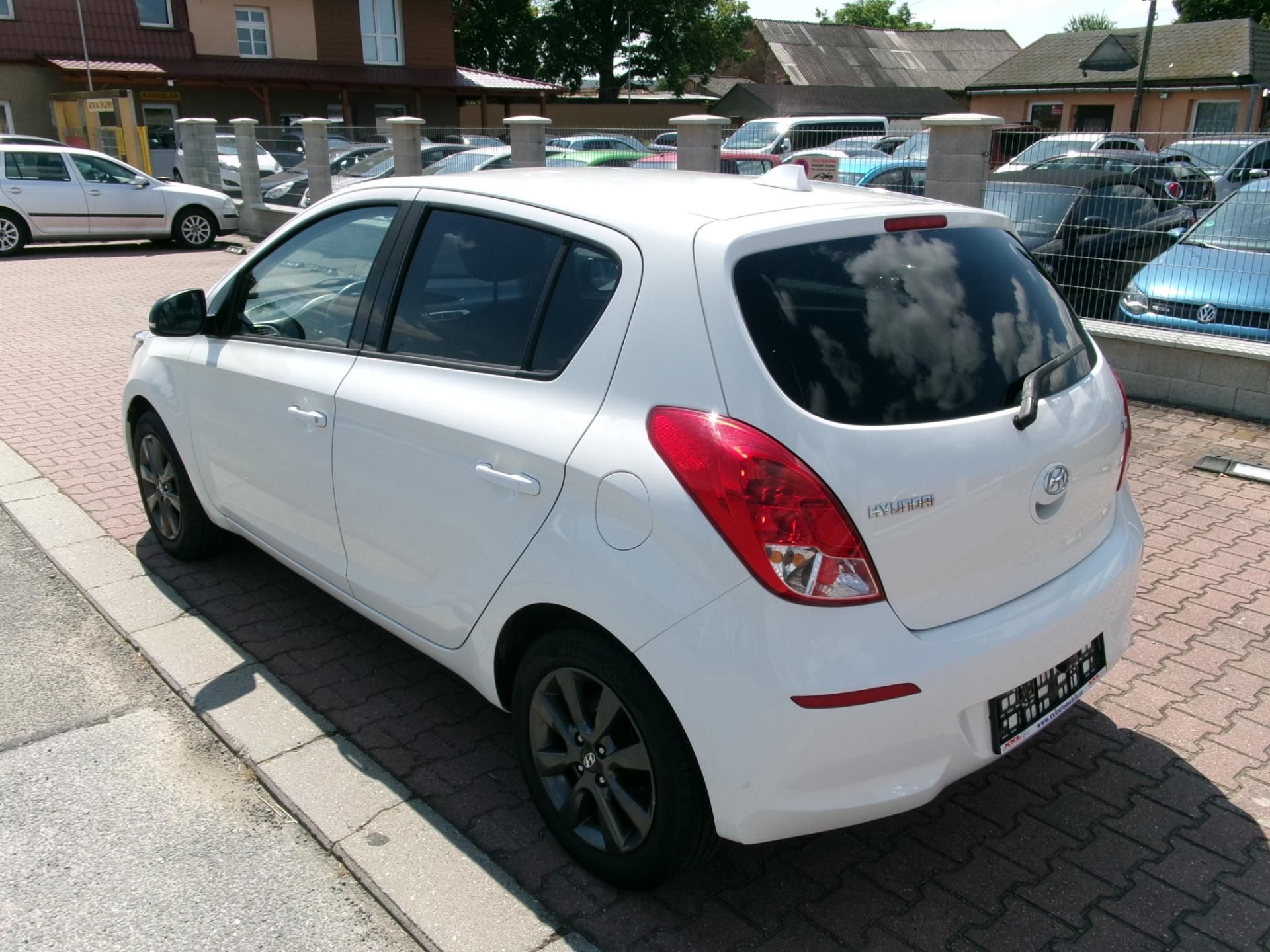 Hyundai i20, 1,2i KLIMA TEMP ALU BT USB - fotka 6