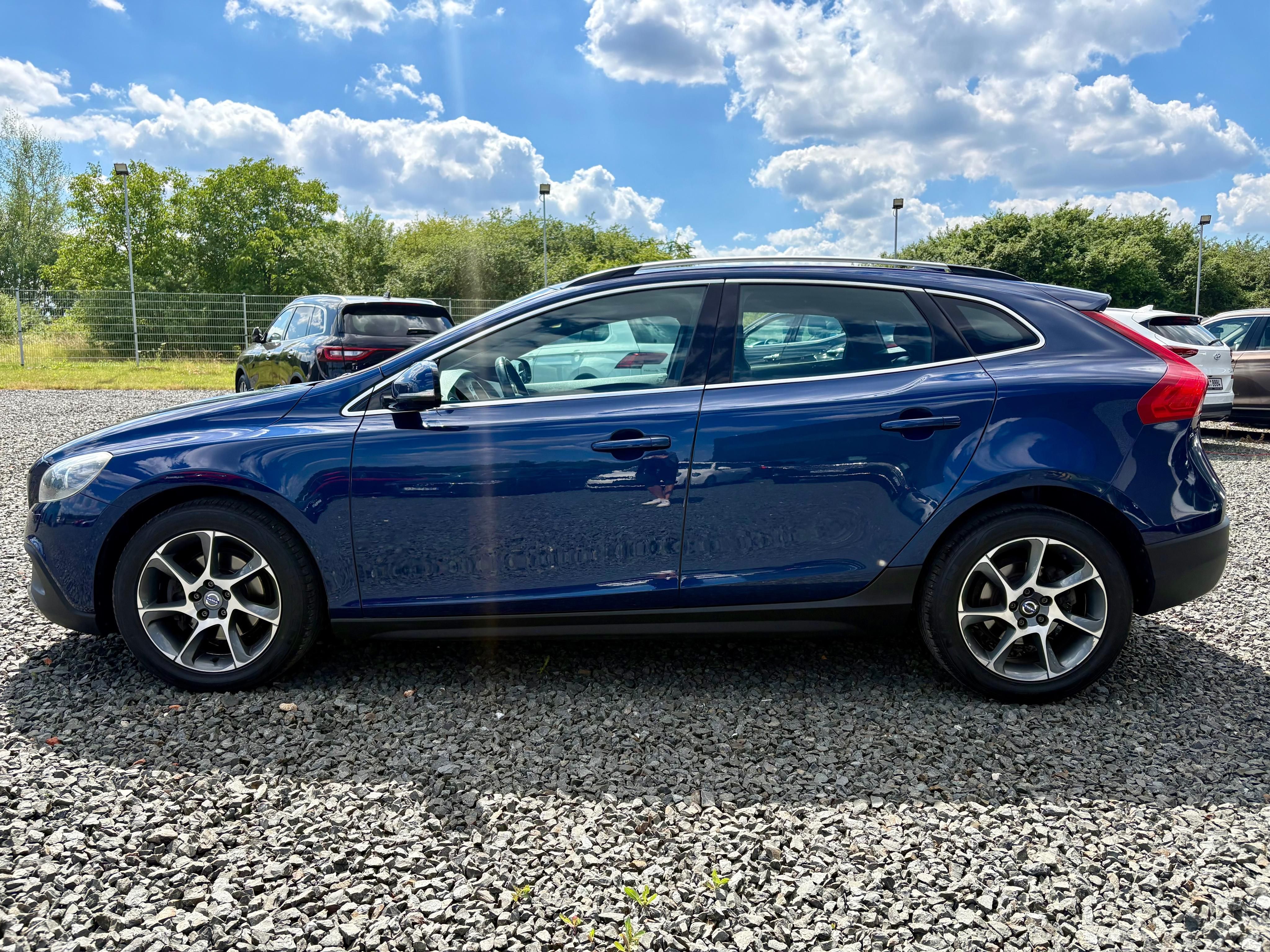 Volvo V40, 1.6D2 84kw Cross Country ČR - fotka 5