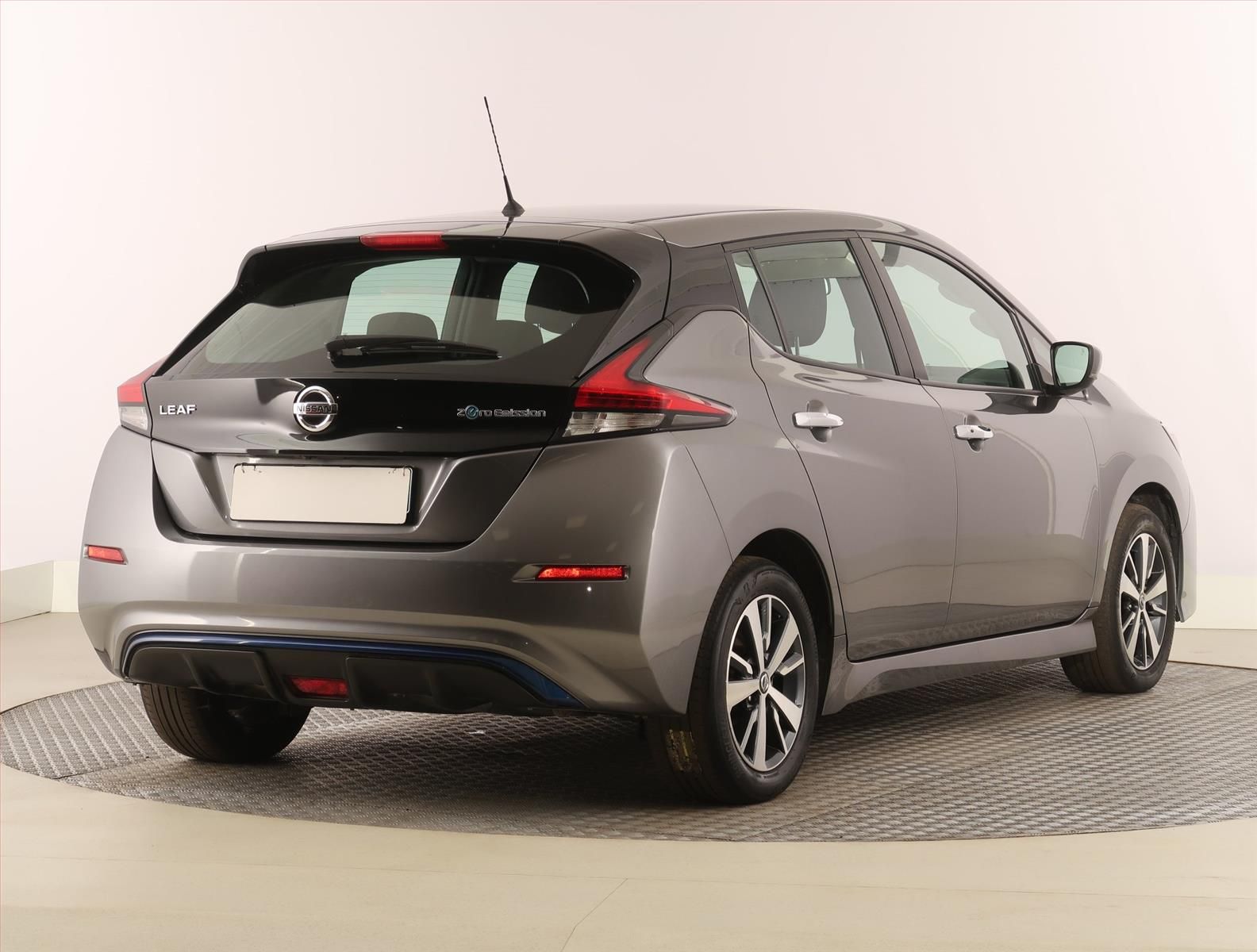 Nissan LEAF, 40 kWh, SoH 90%, Automat - fotka 5