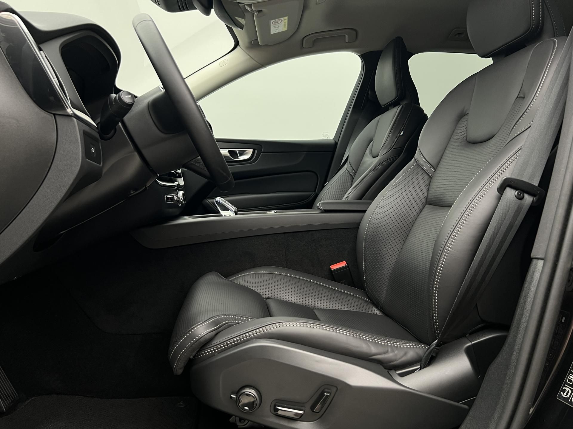 Volvo XC60, B5 AWD DARK PLUS AUT - fotka 3