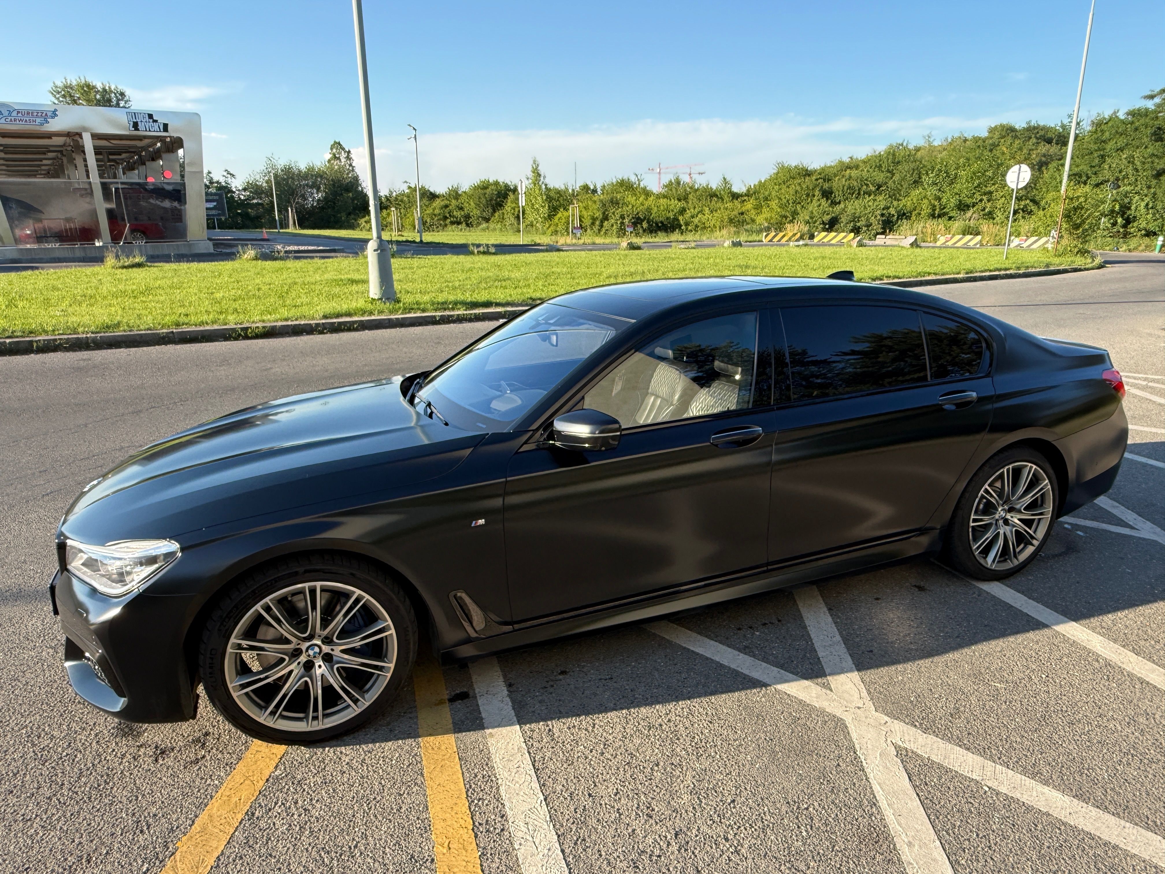 BMW Řada 7, BMW 750Ld BLACK FIRE EDITION - fotka 3