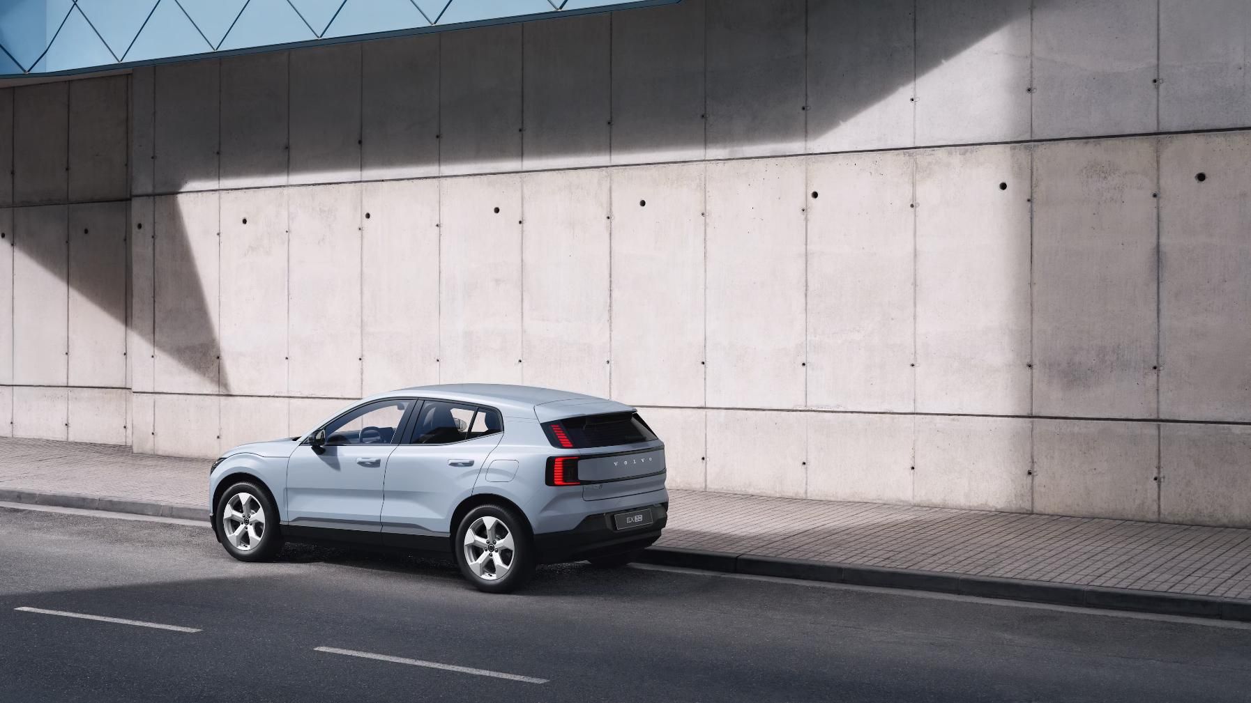 Volvo EX30, P3 RWD ESSENTIAL AUT - fotka 2