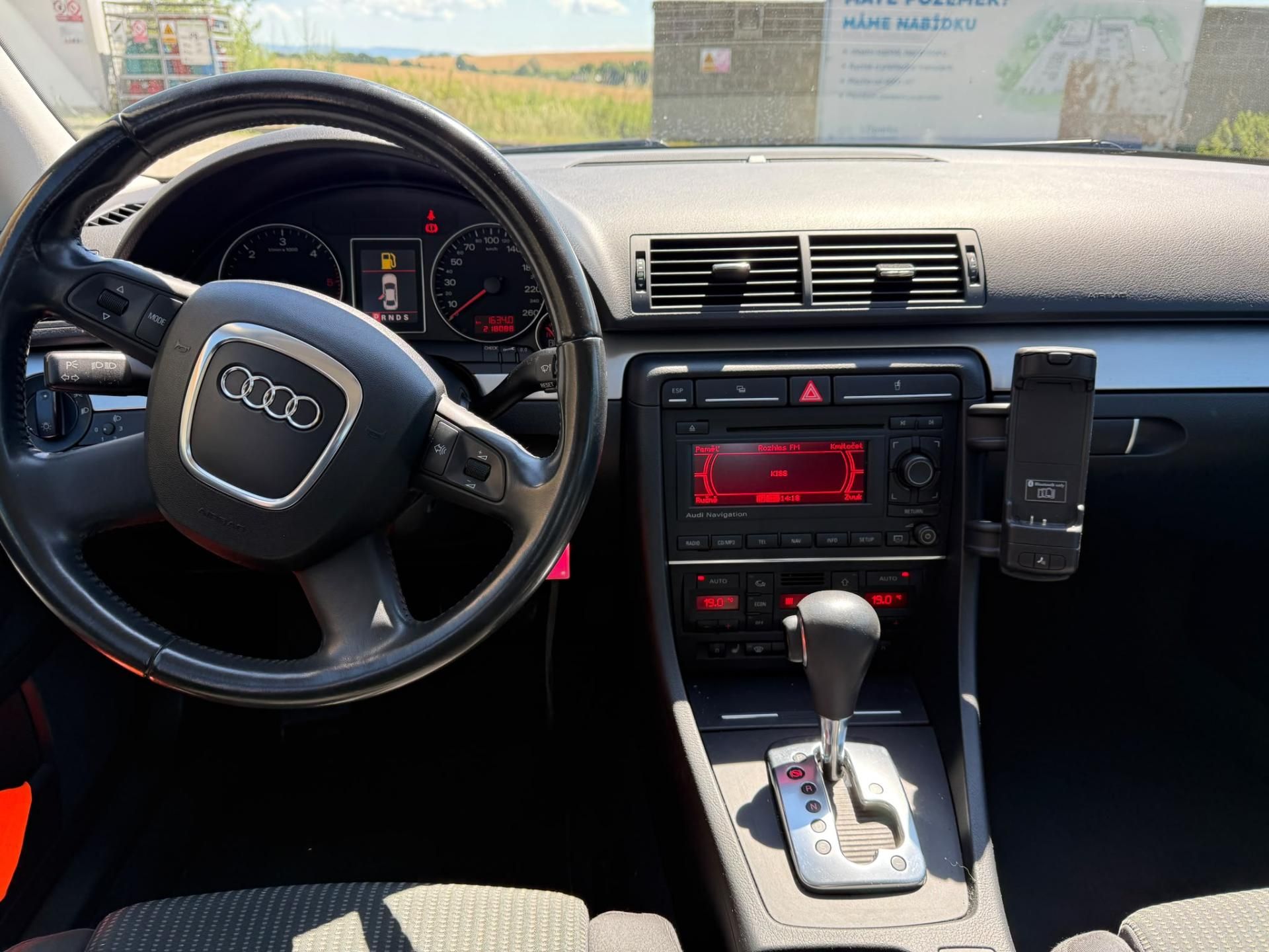 Audi A4, 2,0 TDI automat - fotka 5
