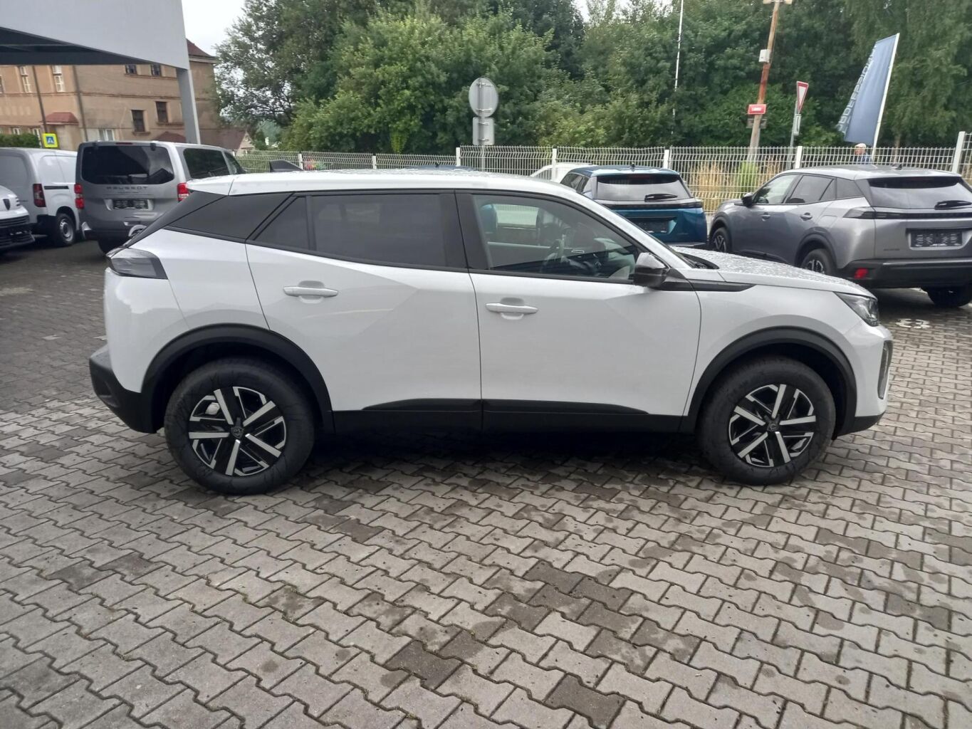 Peugeot 2008, BUSINESS Hybrid 110 e-DCS6 - fotka 5