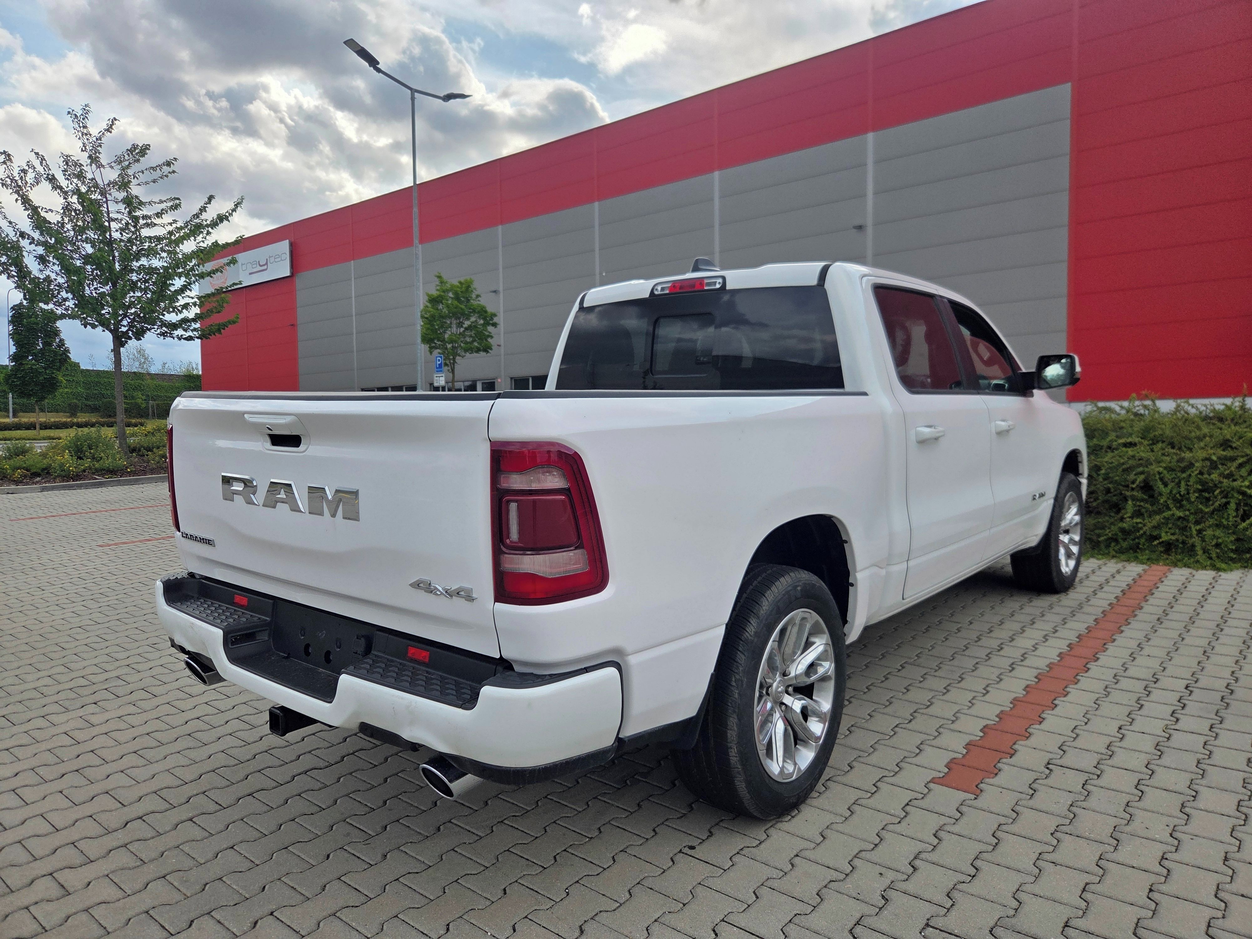 Dodge Ram, 1500 Laramie 4x4 Hemi V8 - fotka 5