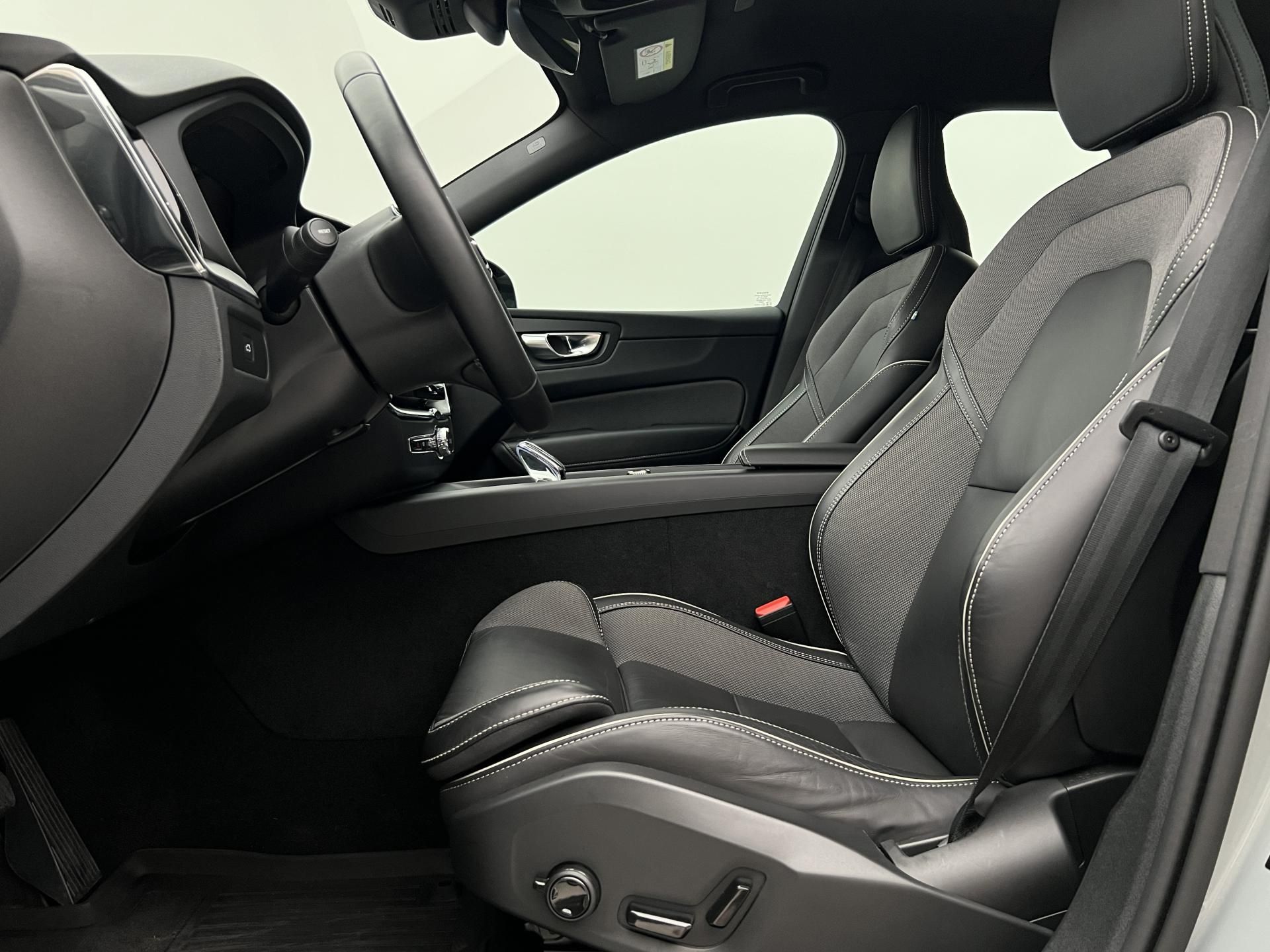Volvo XC60, B4 AWD DARK PLUS CZ 1. maj. - fotka 3