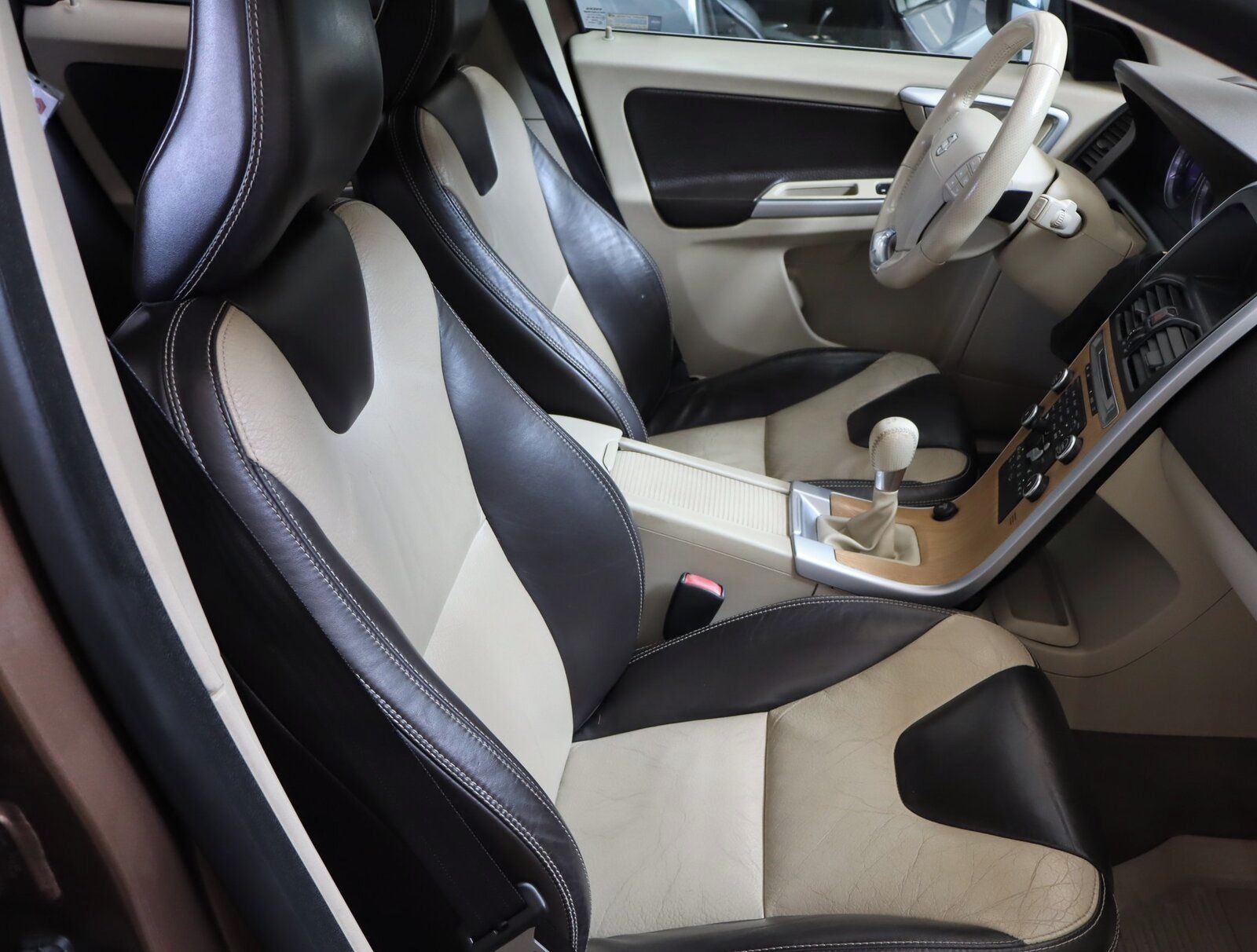 Volvo XC60, D5, R-Design, 4X4, Xenony - fotka 6