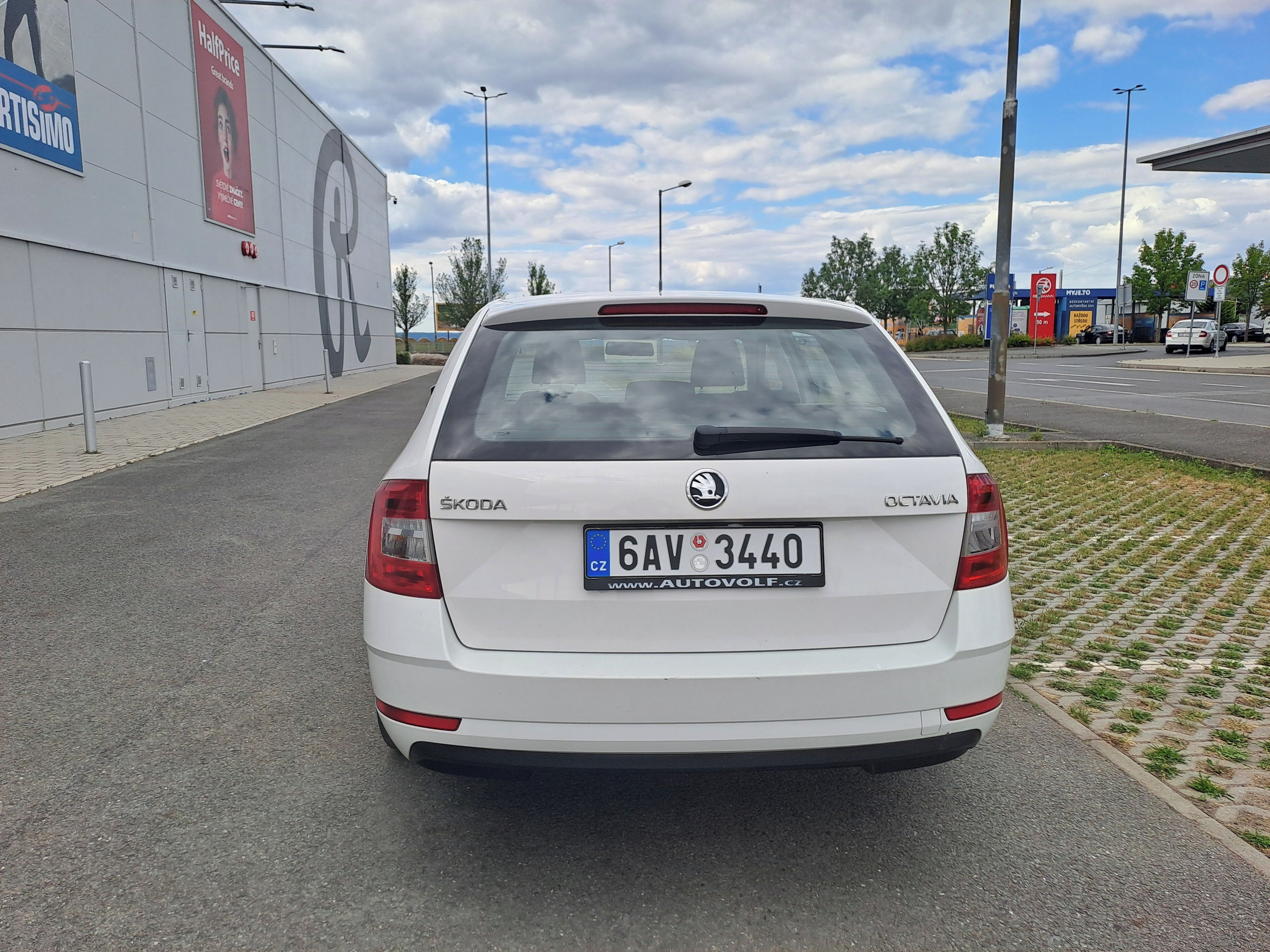 Škoda Octavia, 1.6TDI 85KW 1.MAJ VELMI PĚKNÁ - fotka 6