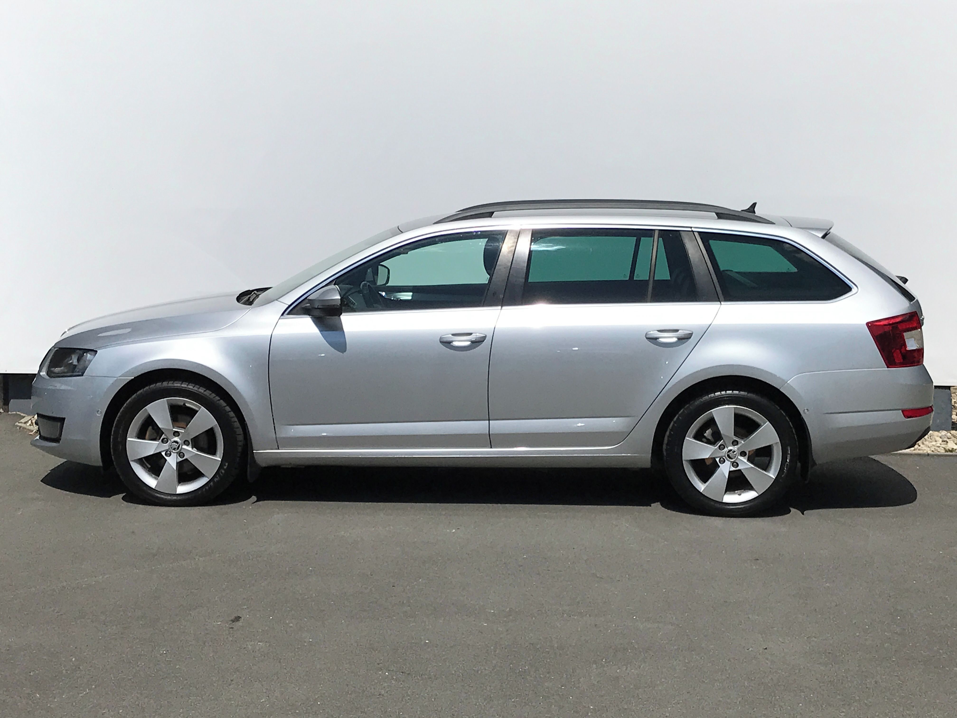 Škoda Octavia, 2,0 TDi 110 kW STYLE 6°M+NAVIG - fotka 3