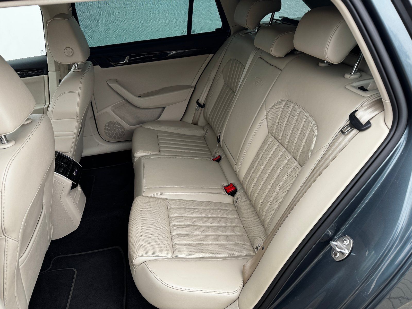 Škoda Superb, Superb 2.0 TDi 140kW DSG L&K - fotka 6
