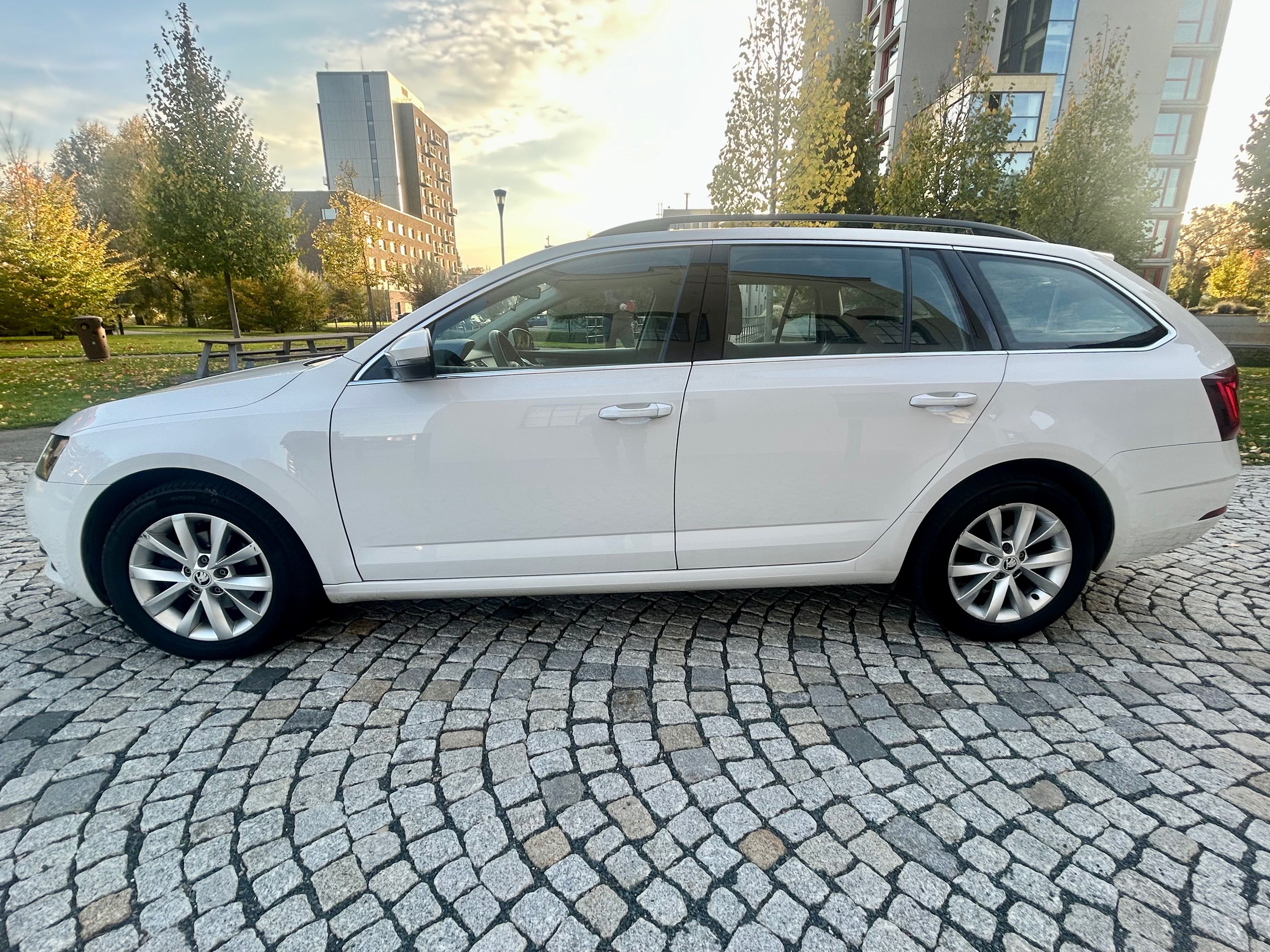 Škoda Octavia, 1.6TDi STYLE LED-VYHŘE-TAŽNÉ - fotka 4