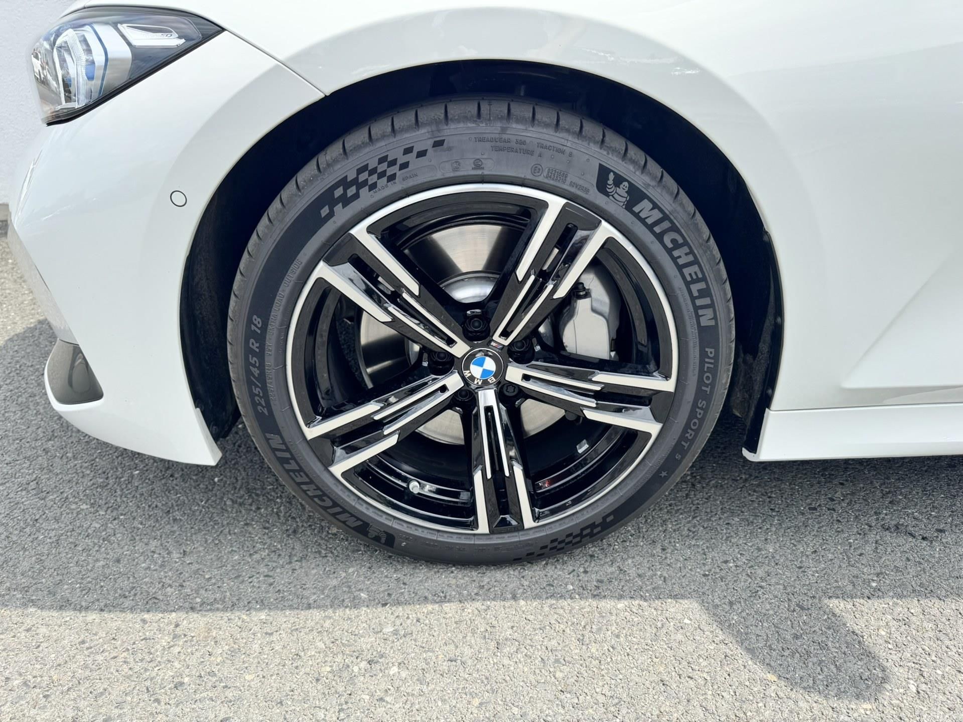 BMW Řada 3, 330i xDrive Sedan Mpaket - fotka 3