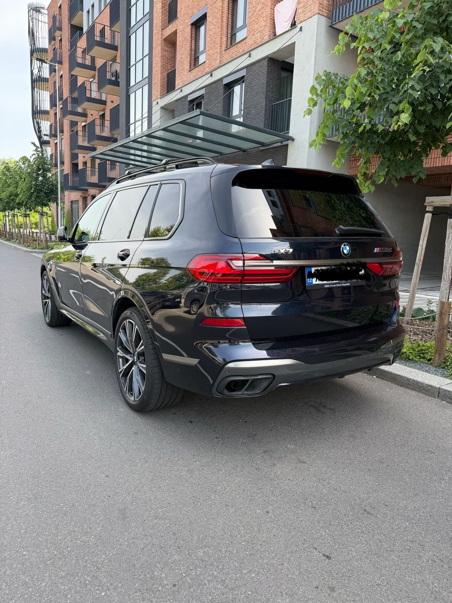 BMW X7, M50d Max možná výbava ČR B&W - fotka 5