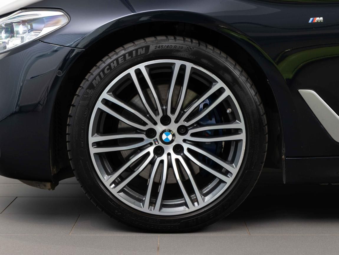BMW Řada 5, 530d xDrive Touring - fotka 5
