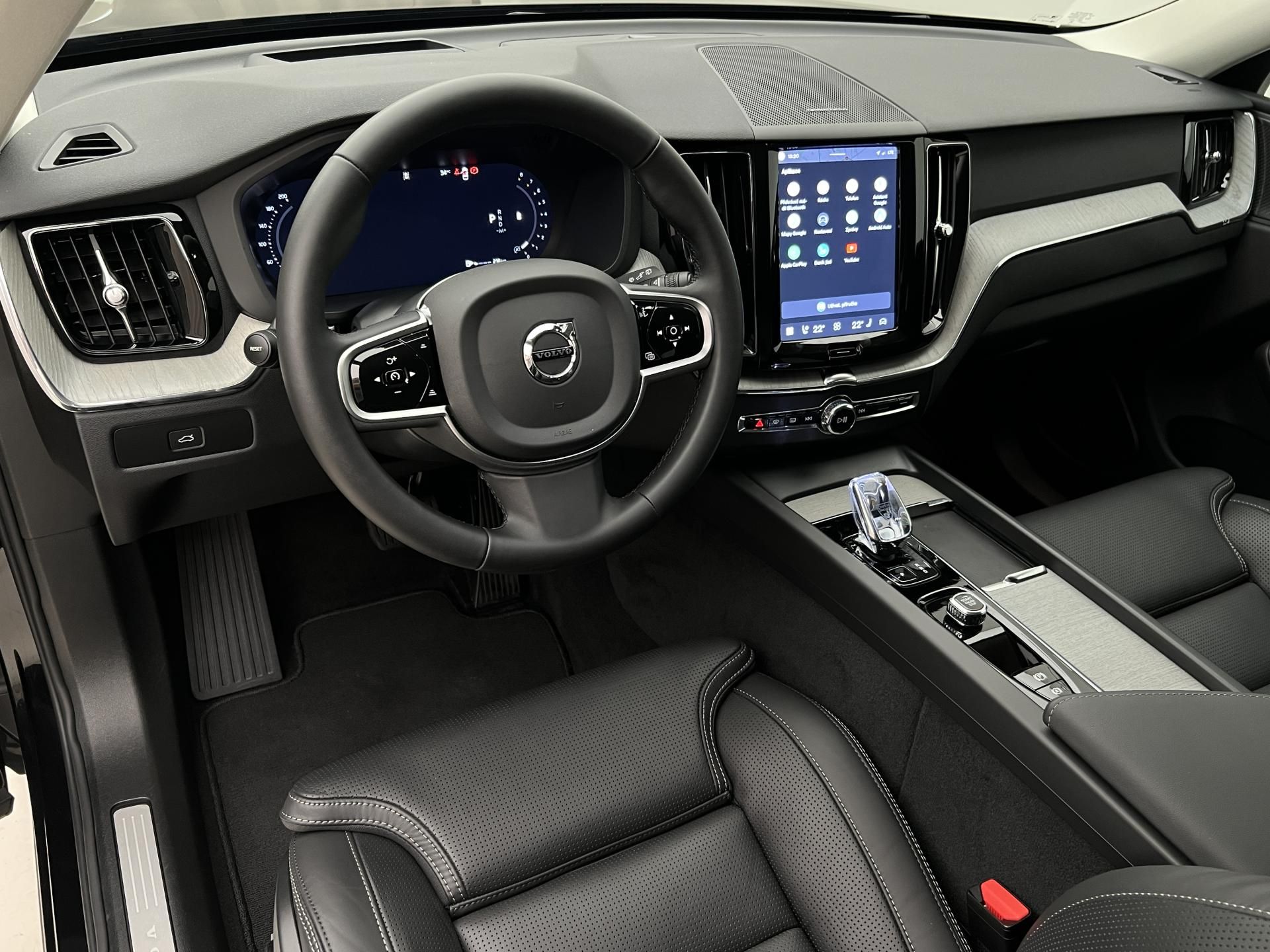 Volvo XC60, B5 AWD DARK PLUS AUT - fotka 4