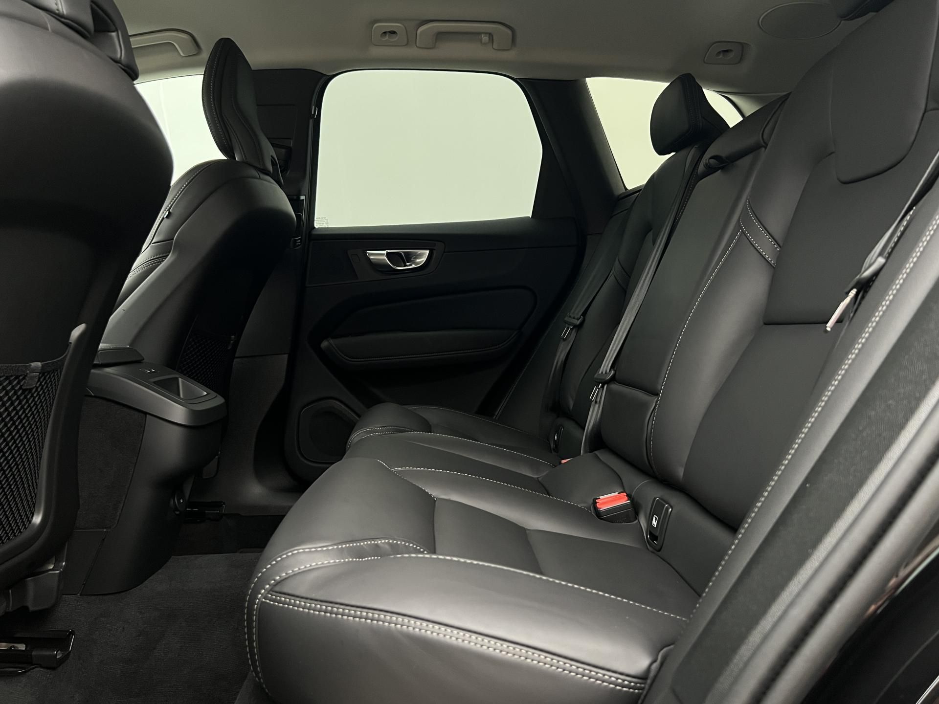 Volvo XC60, B5 AWD DARK PLUS AUT - fotka 6