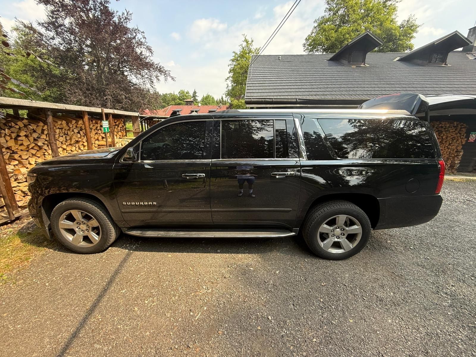 Chevrolet Suburban, 5,3 V8 poctiví osmiválec - fotka 2