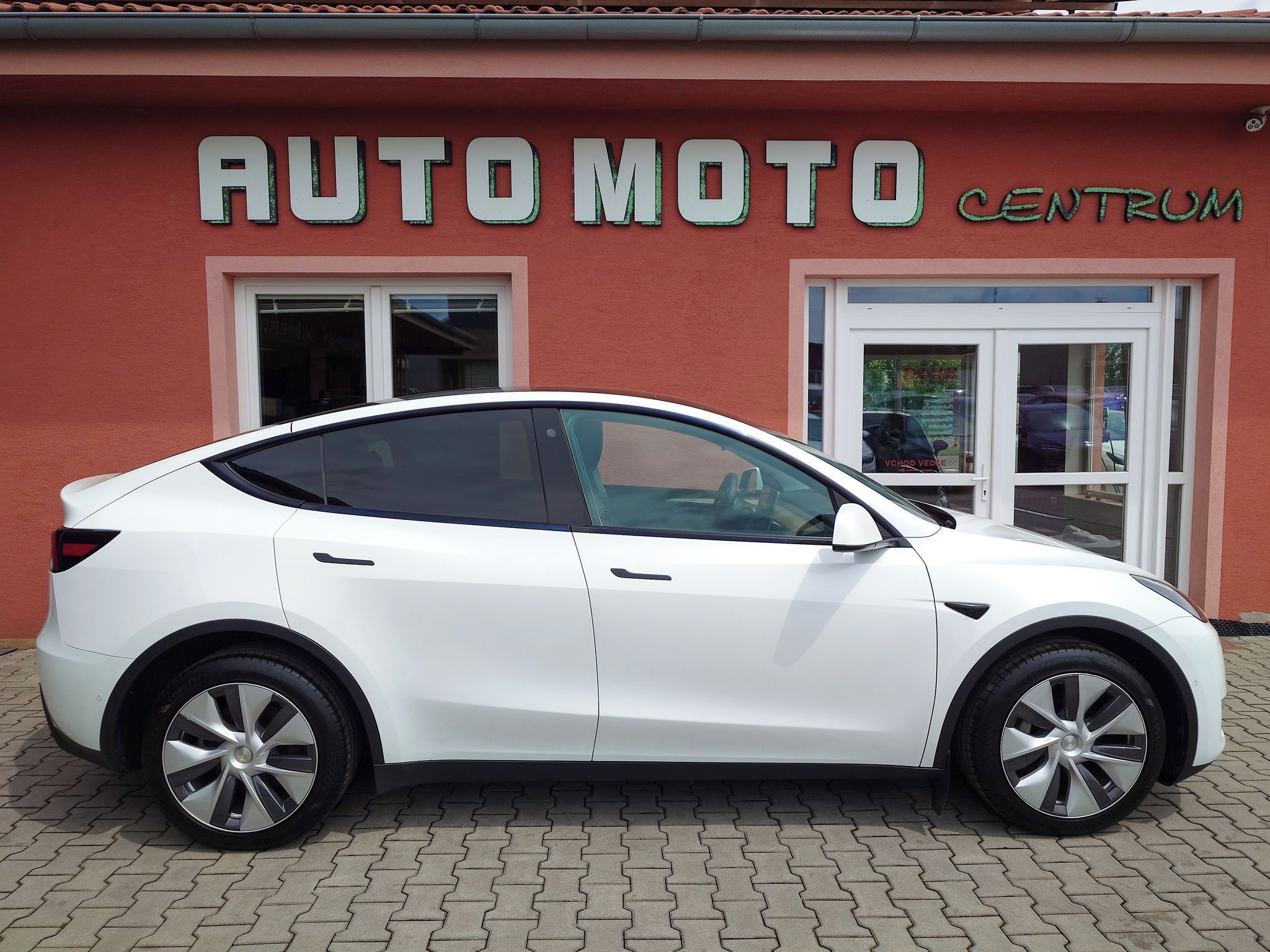 Tesla Model Y, Long Range Dual Motor 378 kW S - fotka 5